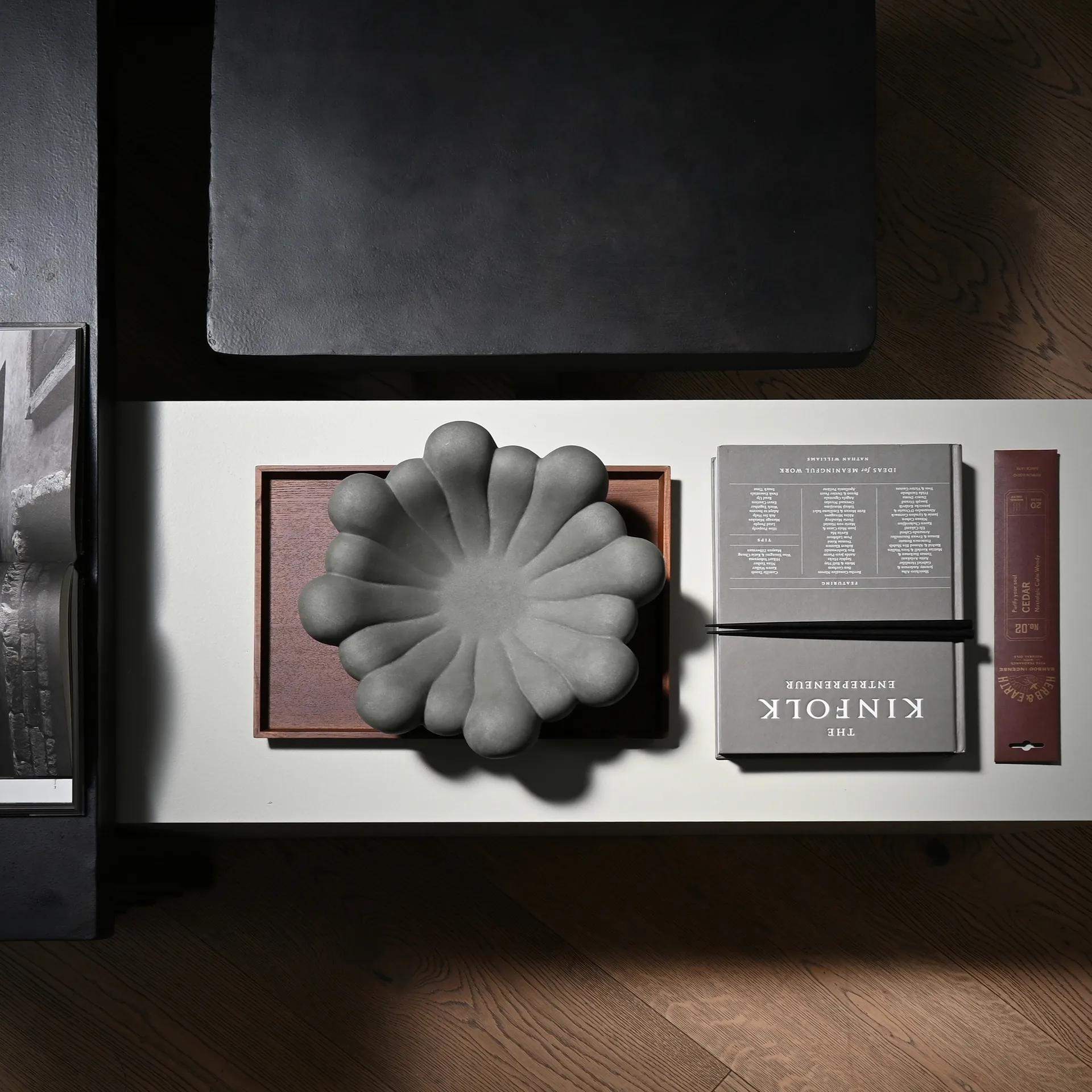 Bloom Tray skål medio Ø28,5 cm, Dark grey 101 Copenhagen