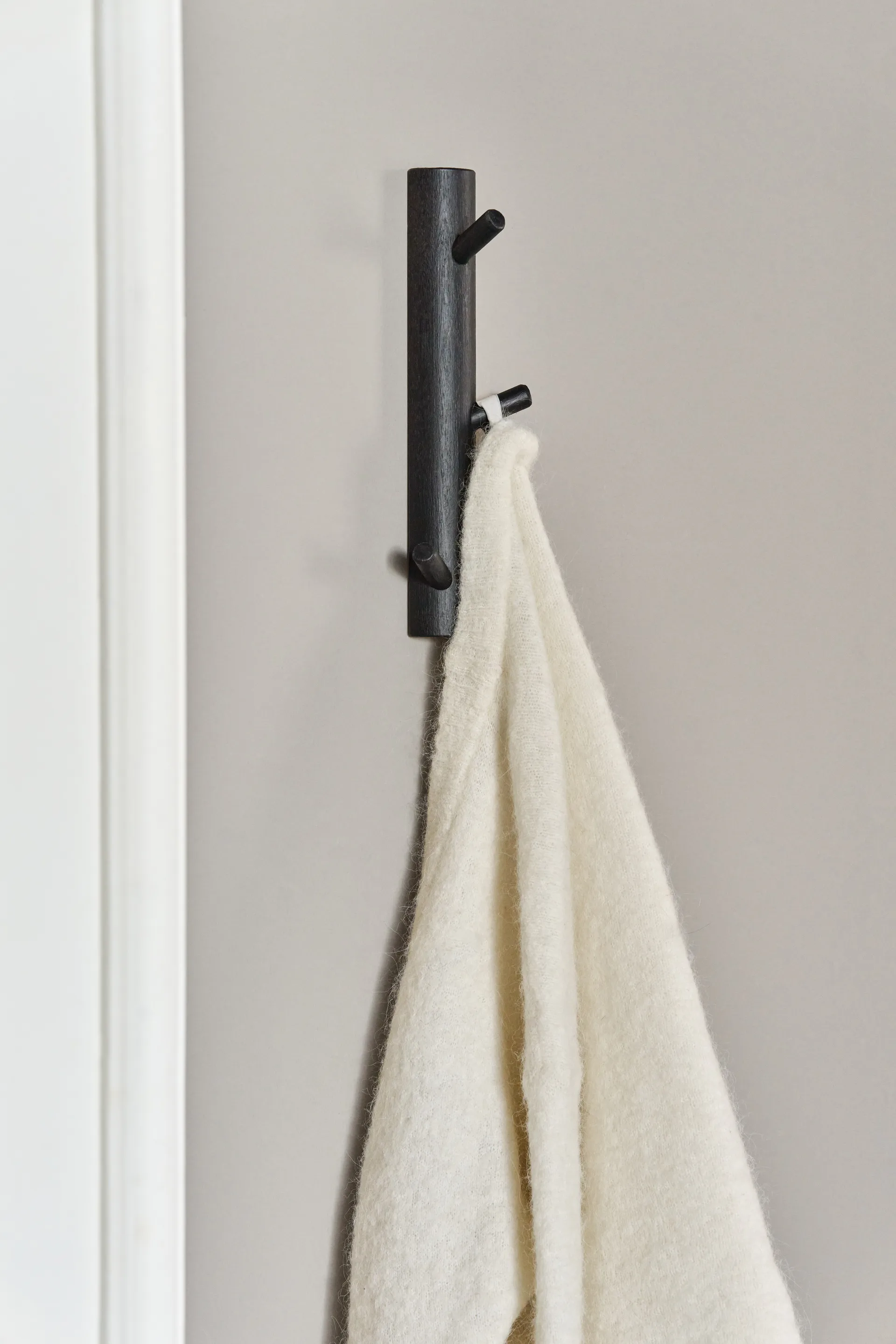 Allsarp vertikal knagerække 3 kroge, Sortmalet birk 1898