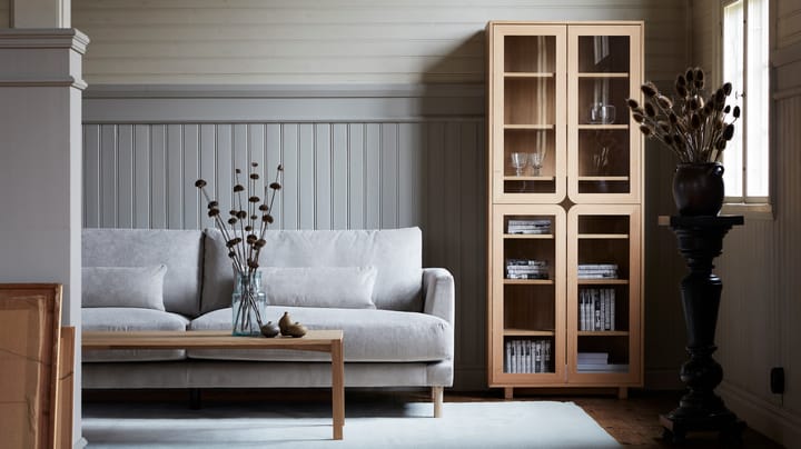 Bredhult sofa, 3-pers. stof Bern 0341 beige, hvidolierede ben i eg 1898