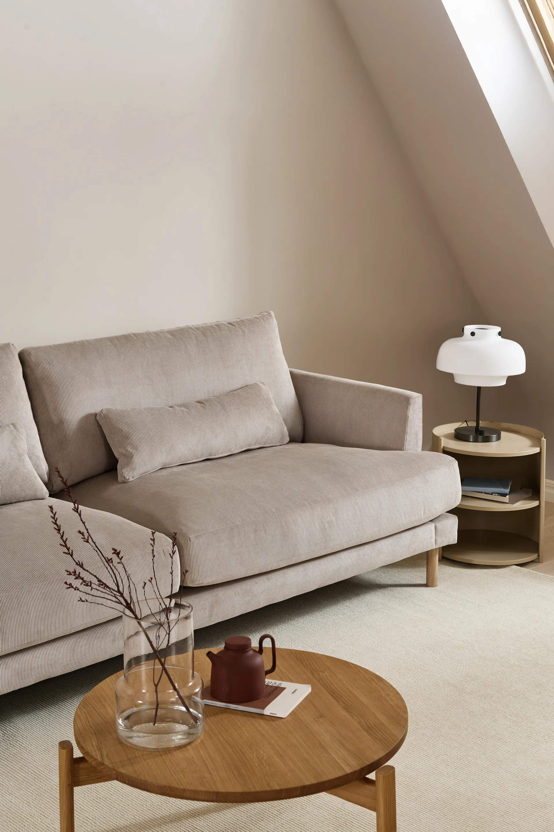 Bredhult sofa, Jump Beige 1956-hvidolieret eg, 3-pers. 1898
