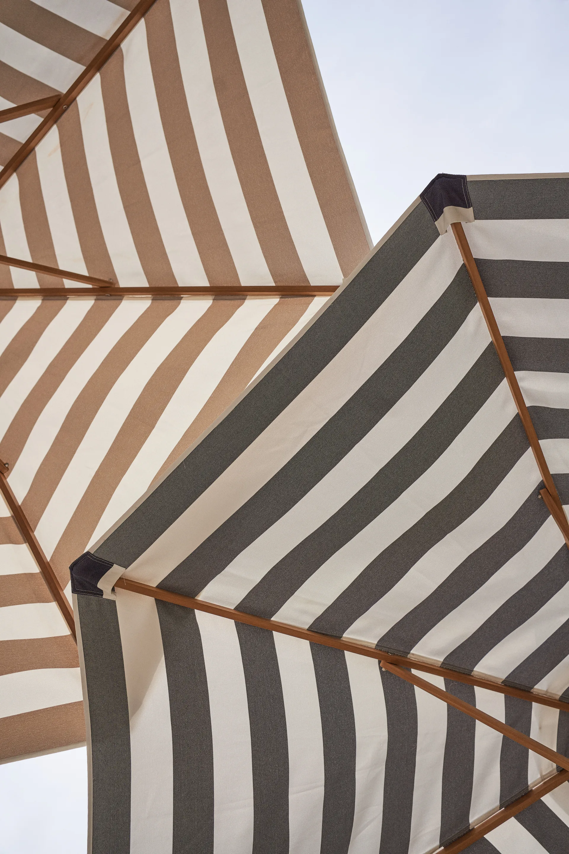 Hisshult parasol Ø270 cm, Beige stripe-teak 1898