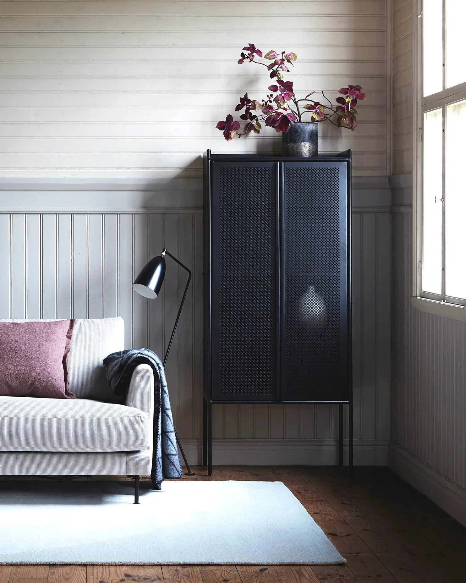 Hissö skab, sortlakeret metal 1898