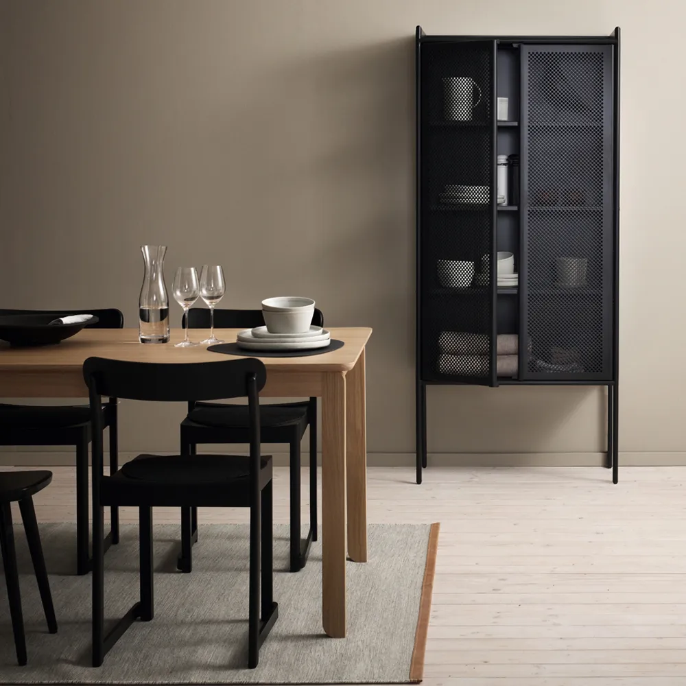 Hissö skab, sortlakeret metal 1898