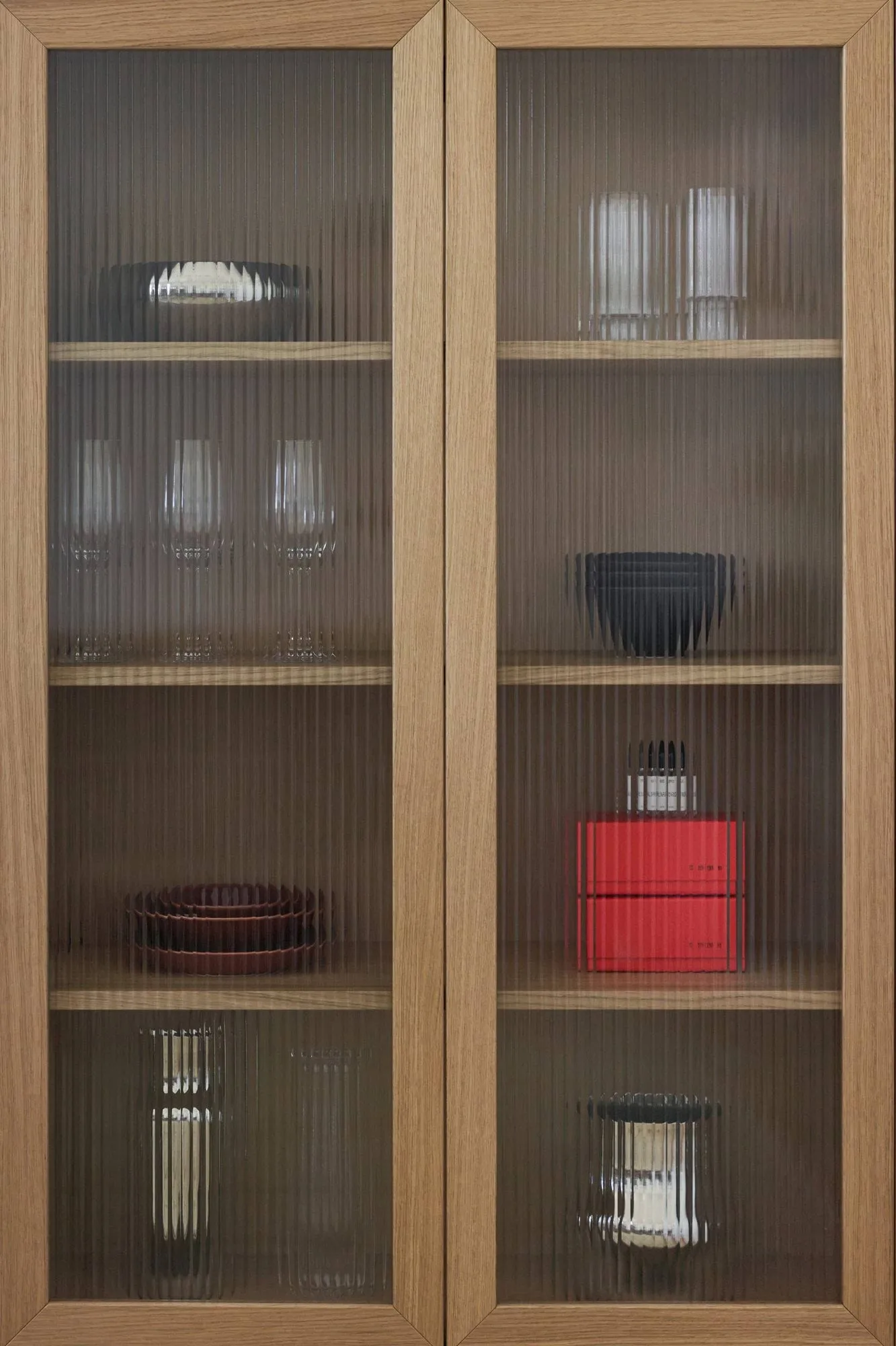 Lid vitrineskab, Hvidpigmenteret eg 1898