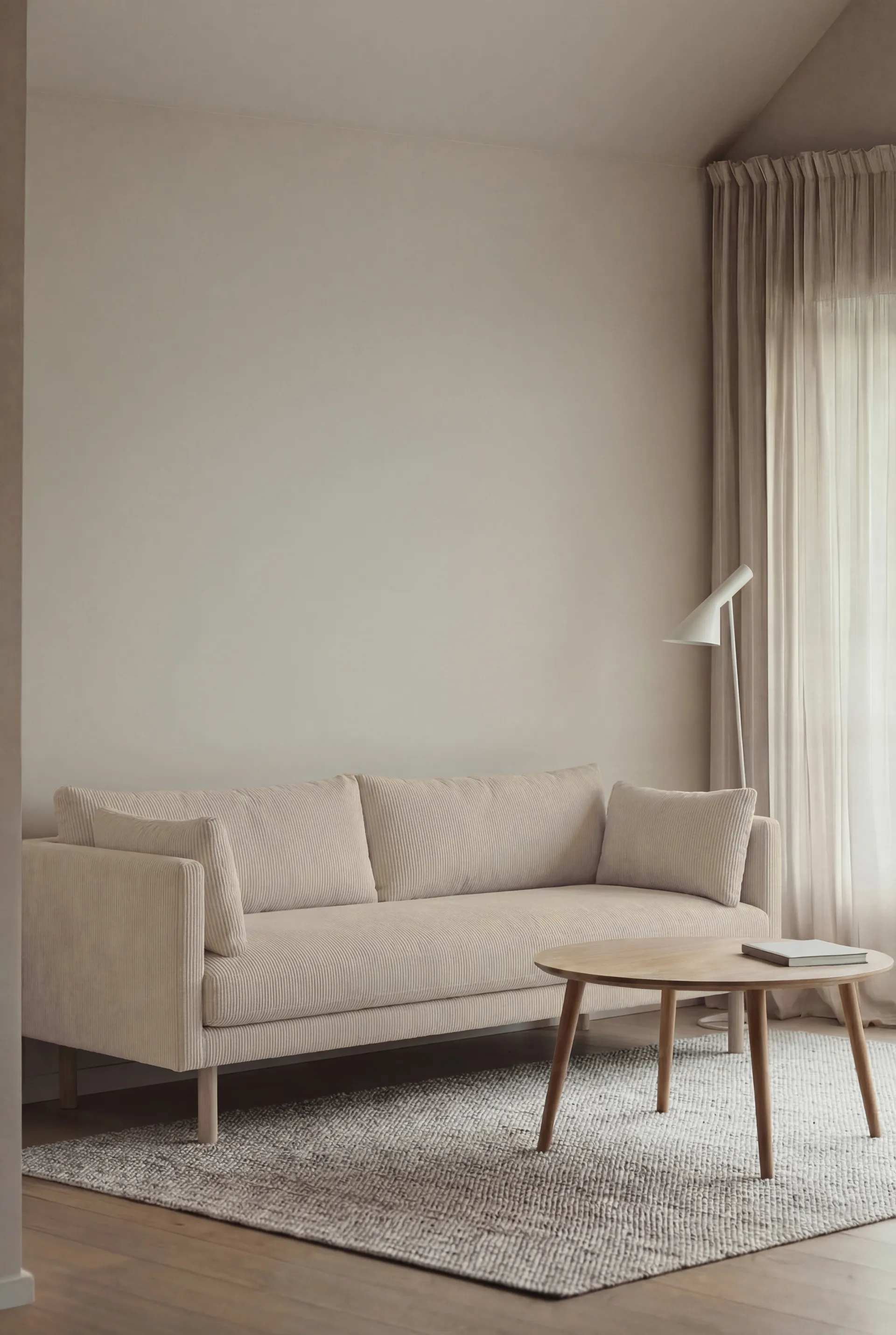 Linnevik sofa, Jump Beige 1956-hvidolieret eg, 3-pers., uden skørt 1898