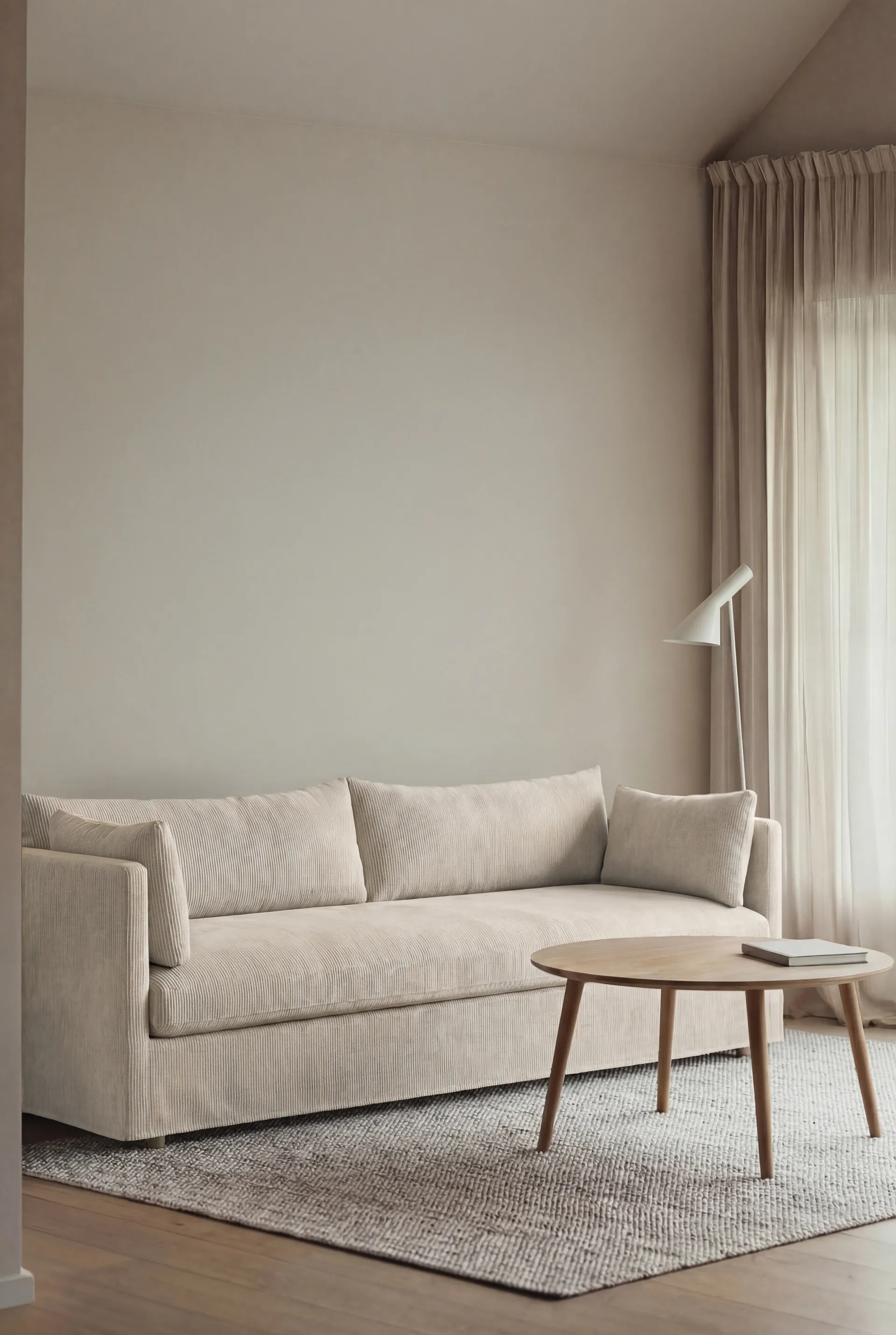 Linnevik sofa, Jump Beige 1956-hvidolieret eg, 4-pers., med skørt 1898