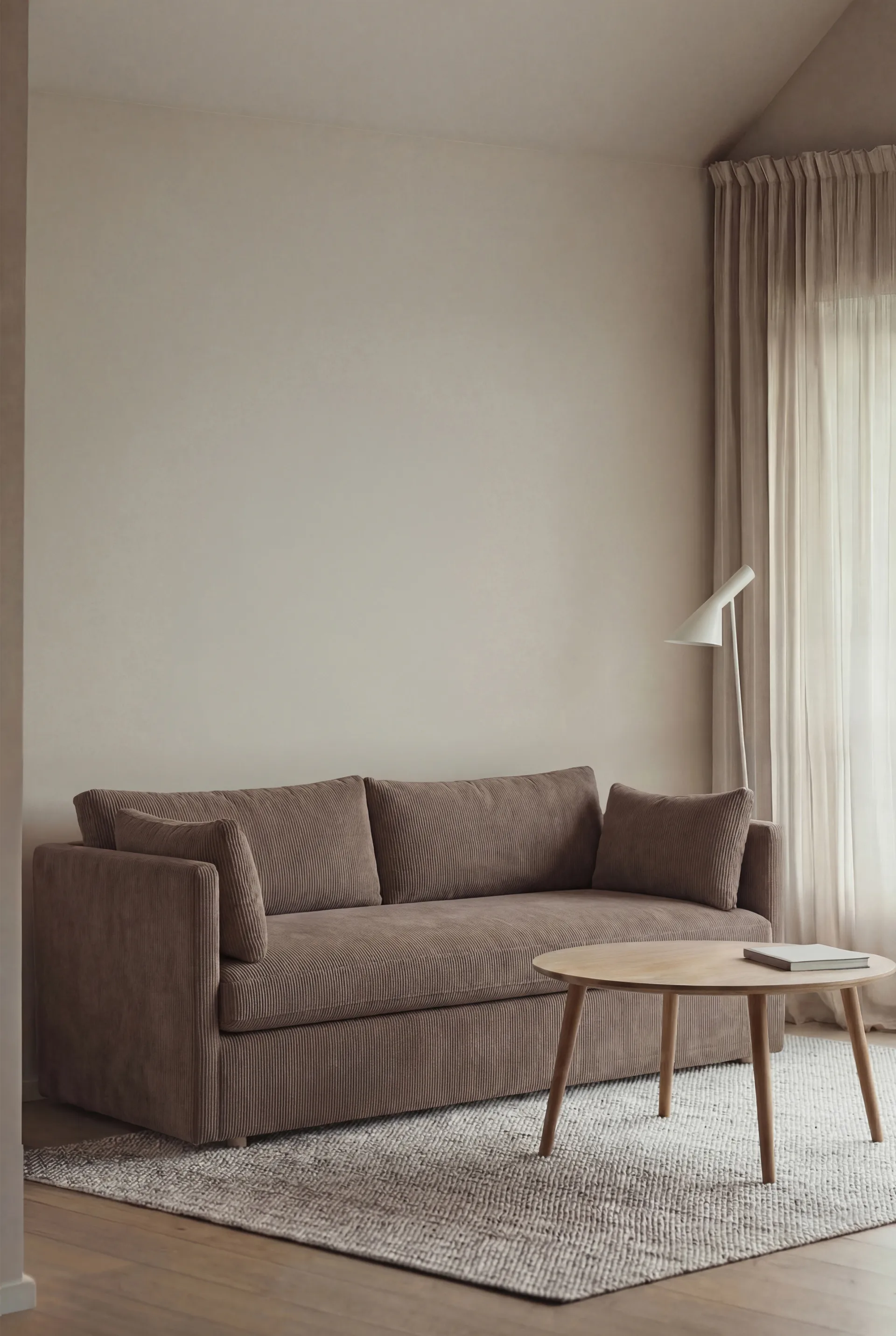 Linnevik sofa, Jump brown 1955-hvidolieret eg, 2-pers., med skørt 1898