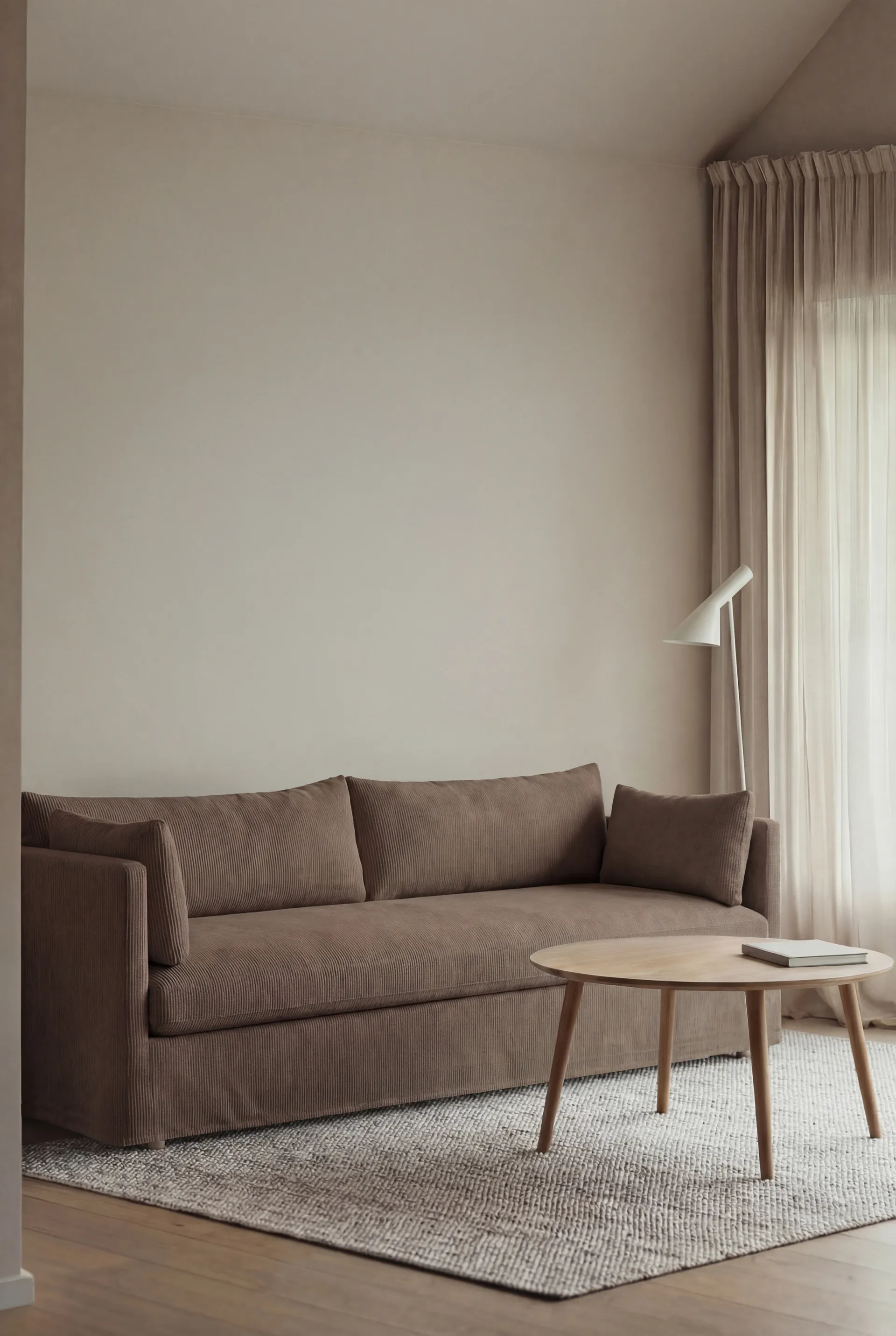 Linnevik sofa, Jump brown 1955-hvidolieret eg, 4-pers., med skørt 1898