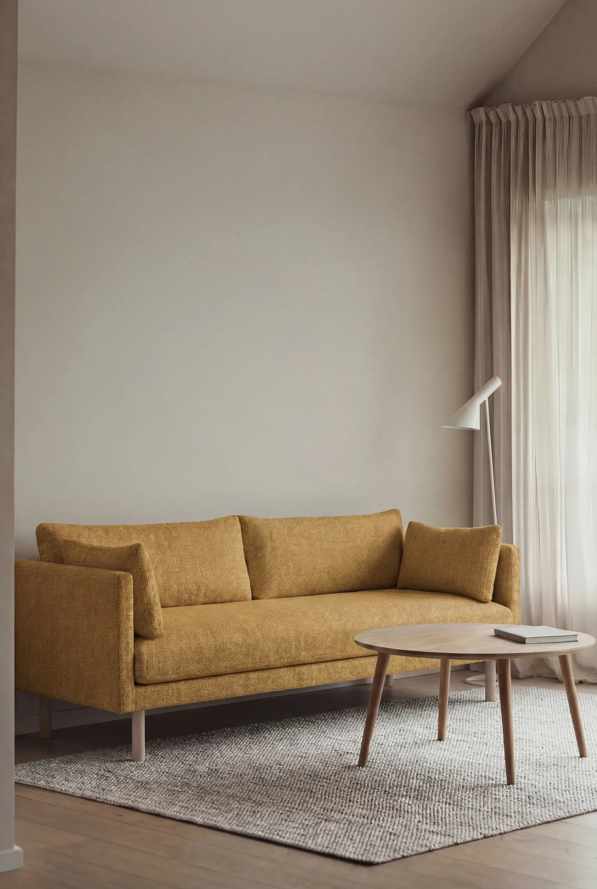 Linnevik sofa, Luiza Mustard 3972-hvidolieret eg, 3-pers., uden skørt 1898