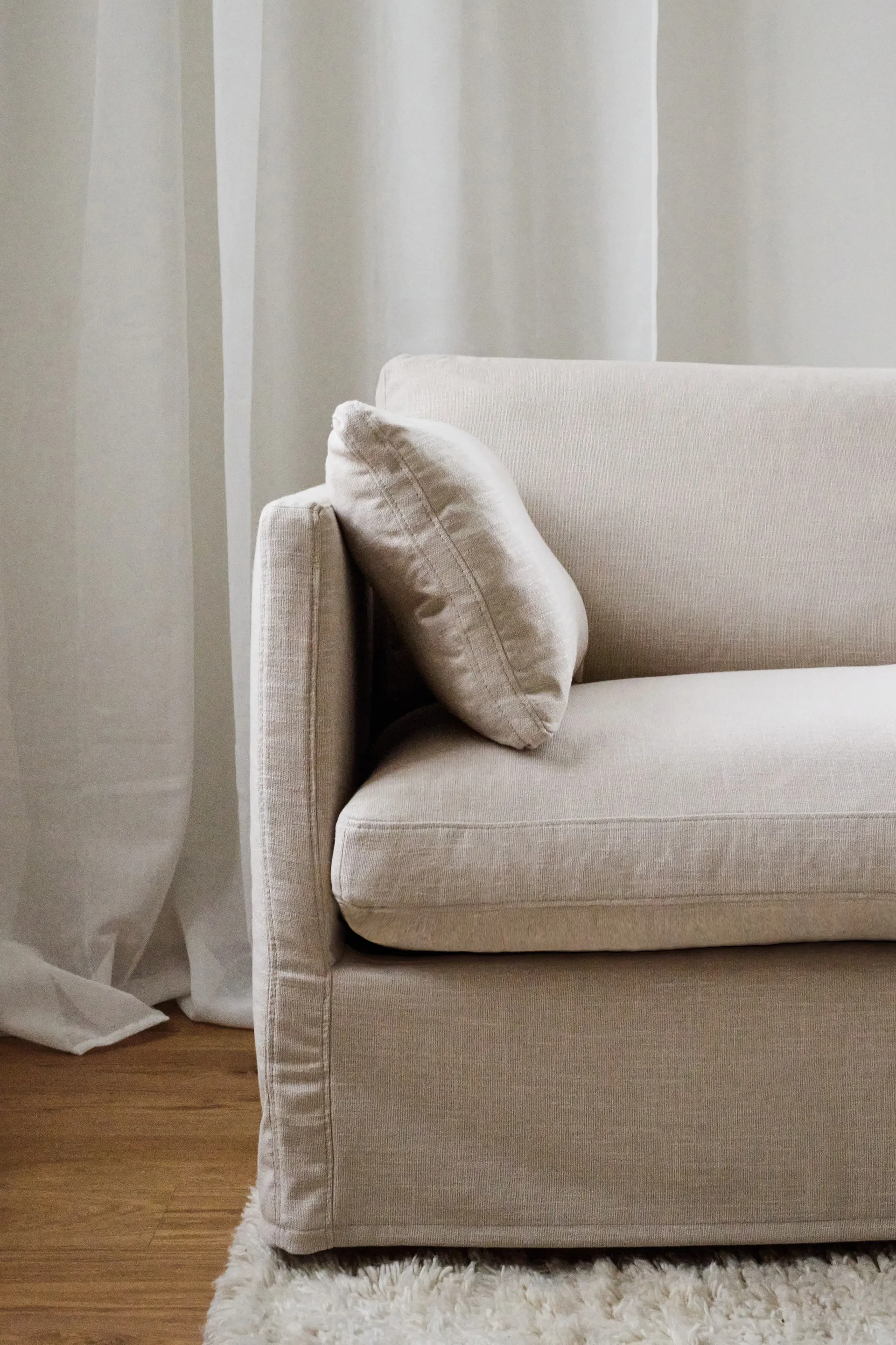 Linnevik sofa, Same Beige 6670-hvidolieret eg, 2-pers., med skørt 1898