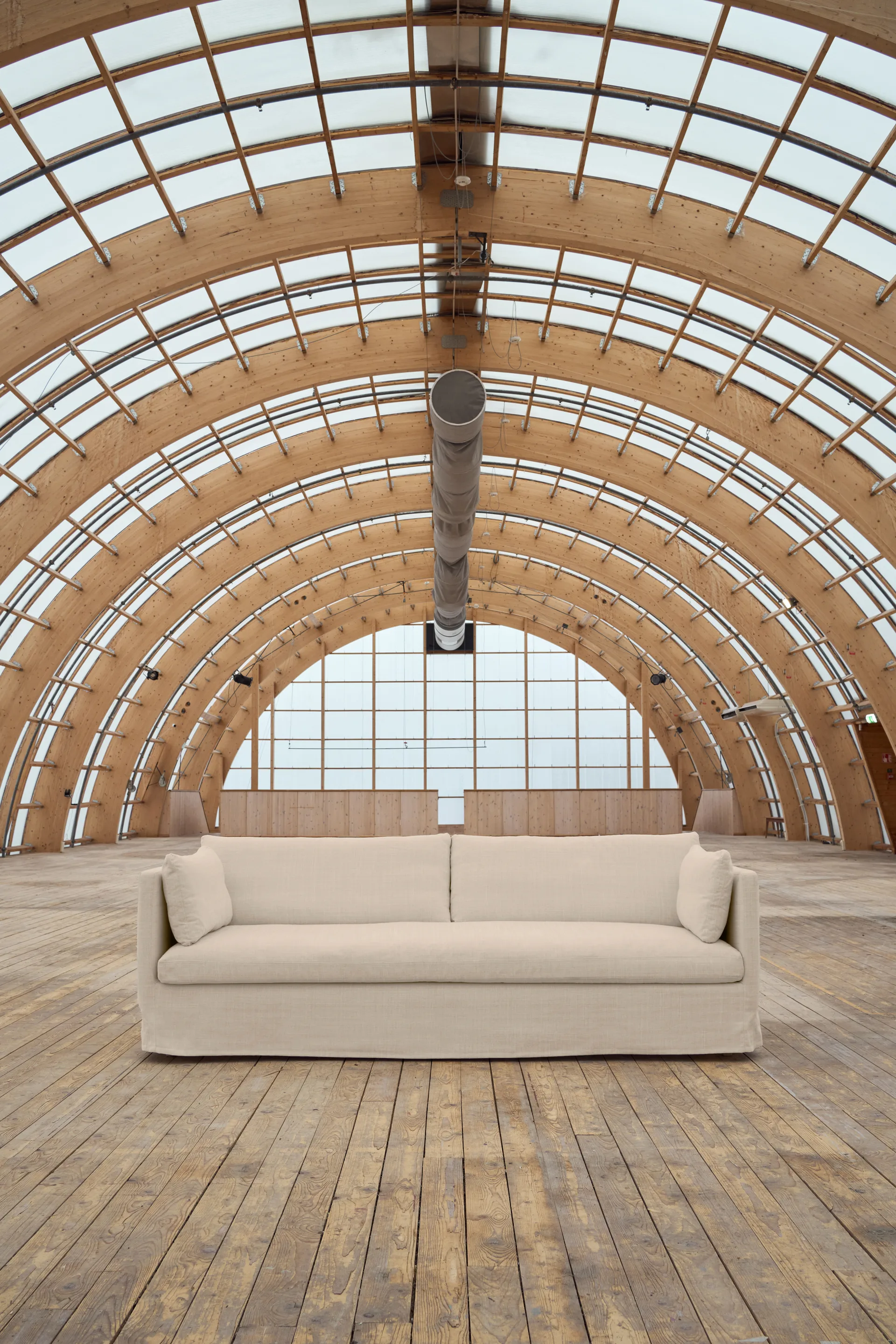 Linnevik sofa, Same Beige 6670-hvidolieret eg, 4-pers., med skørt 1898