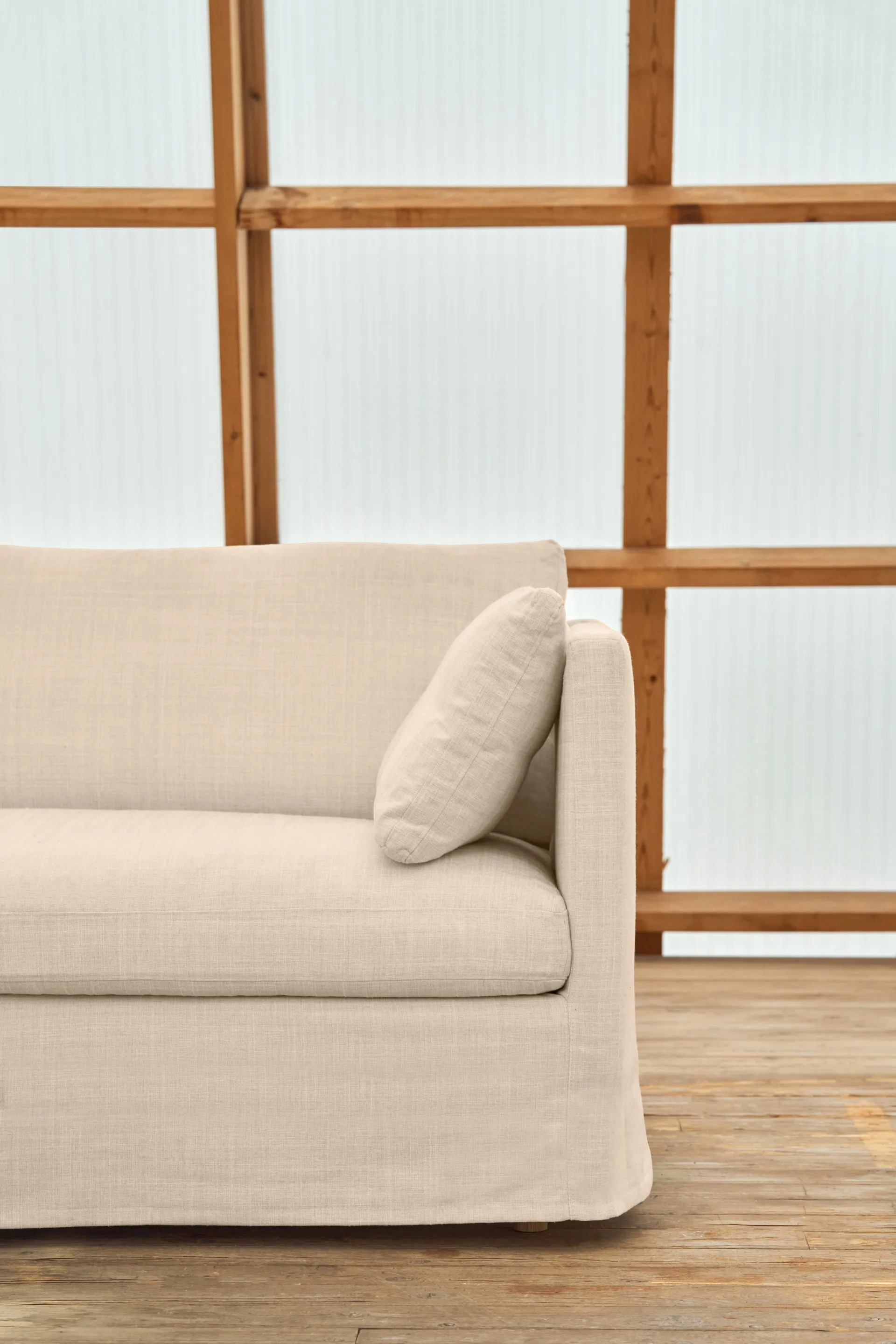 Linnevik sofa, Same Beige 6670-hvidolieret eg, 4-pers., med skørt 1898