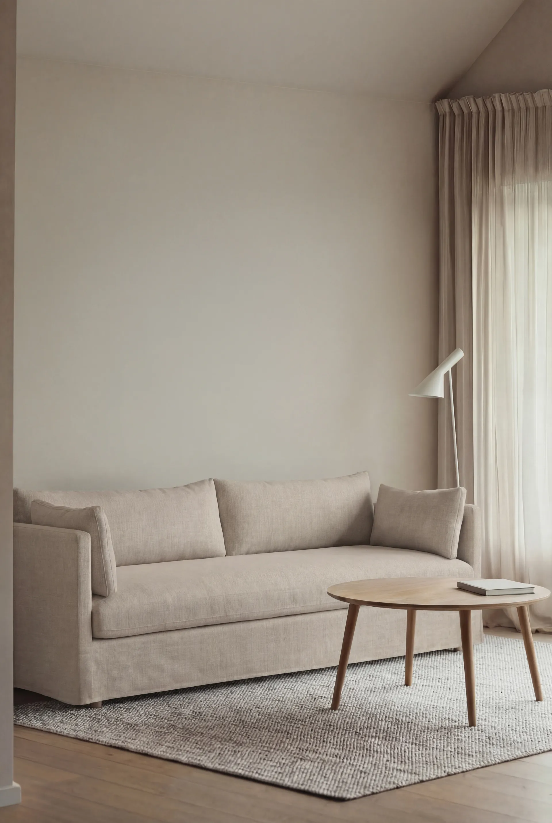 Linnevik sofa, Same Beige 6670-hvidolieret eg, 4-pers., med skørt 1898