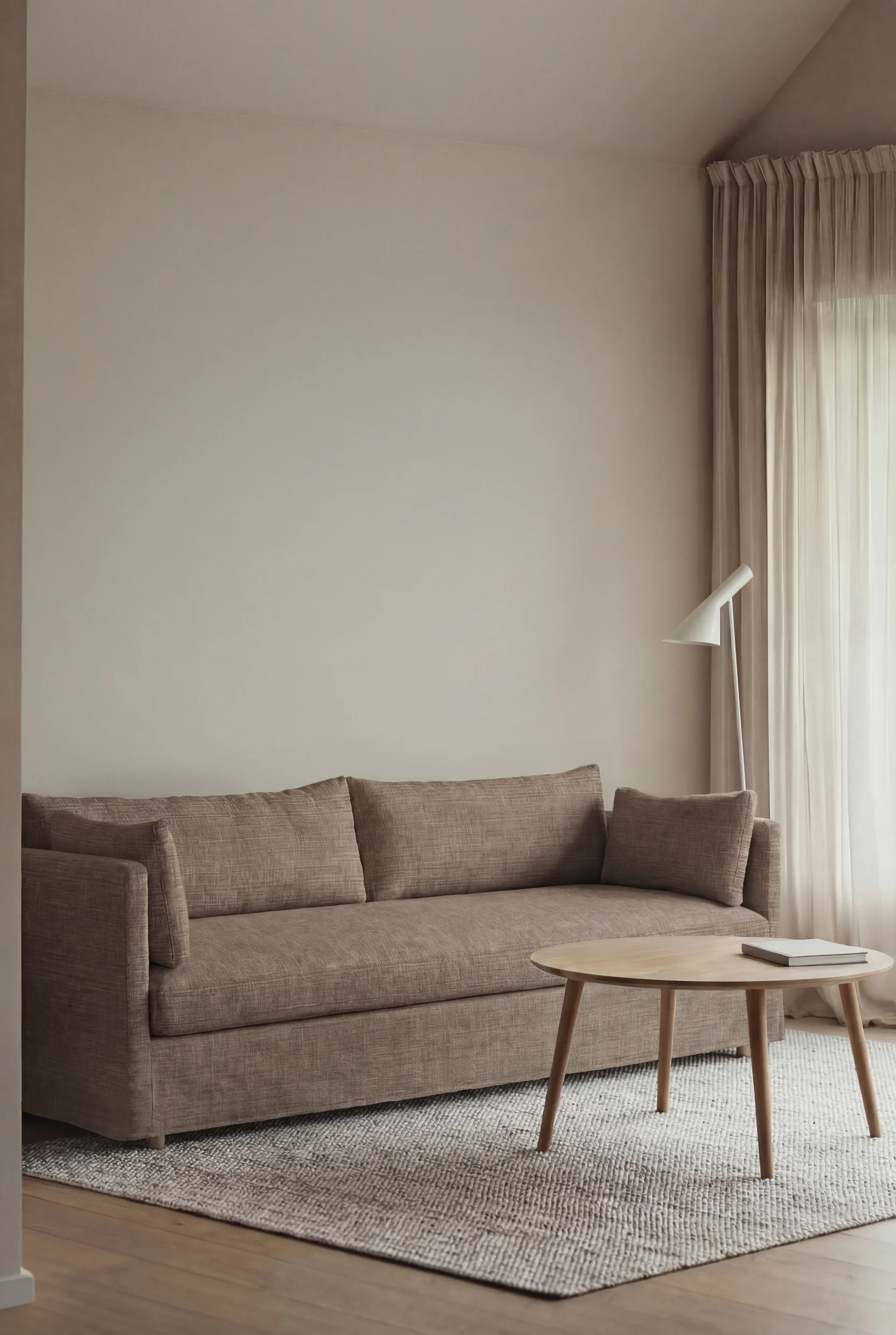 Linnevik sofa, Same Mole 6674-hvidolieret eg, 4-pers., med skørt 1898