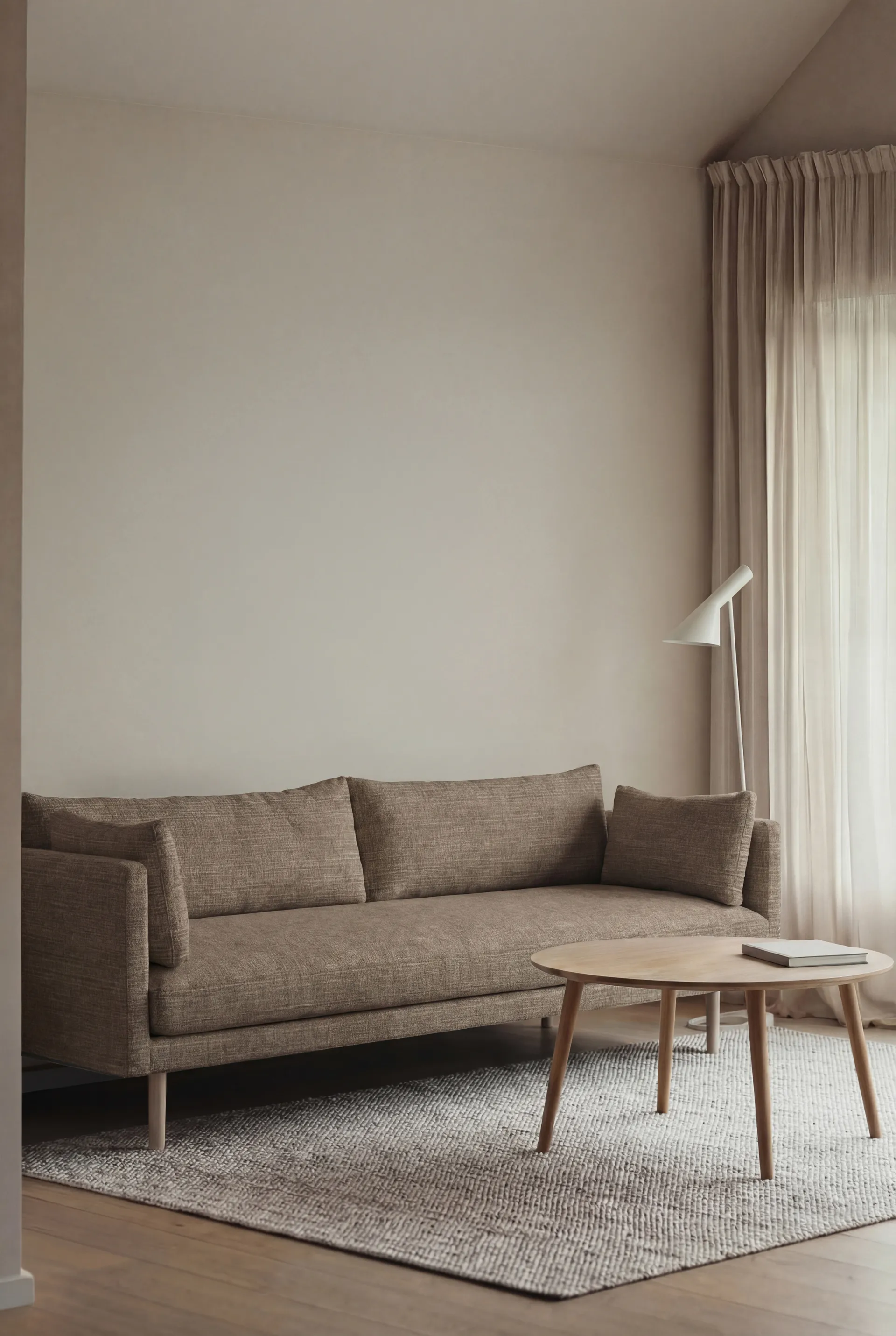 Linnevik sofa, Same Mole 6674-hvidolieret eg, 4-pers., uden skørt 1898