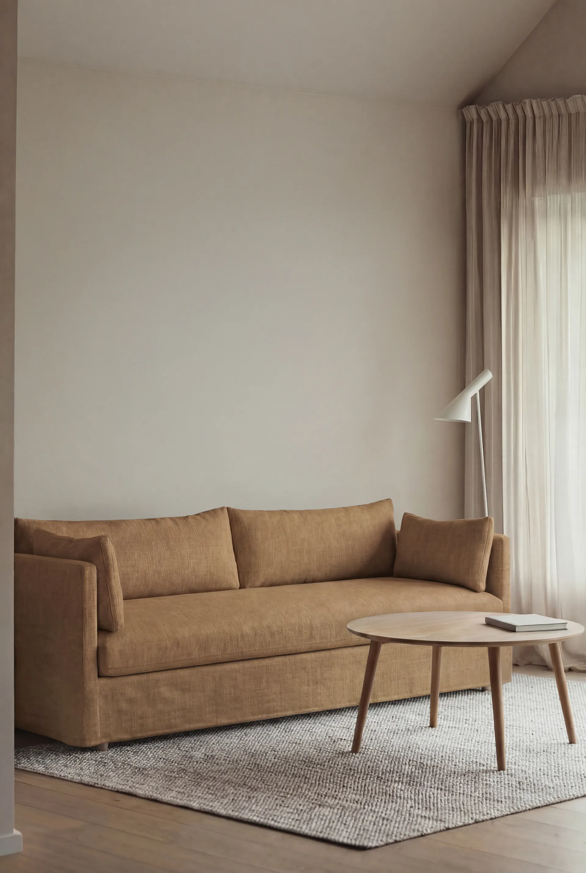 Linnevik sofa, Same Ochre 6676-hvidolieret eg, 4-pers., med skørt 1898