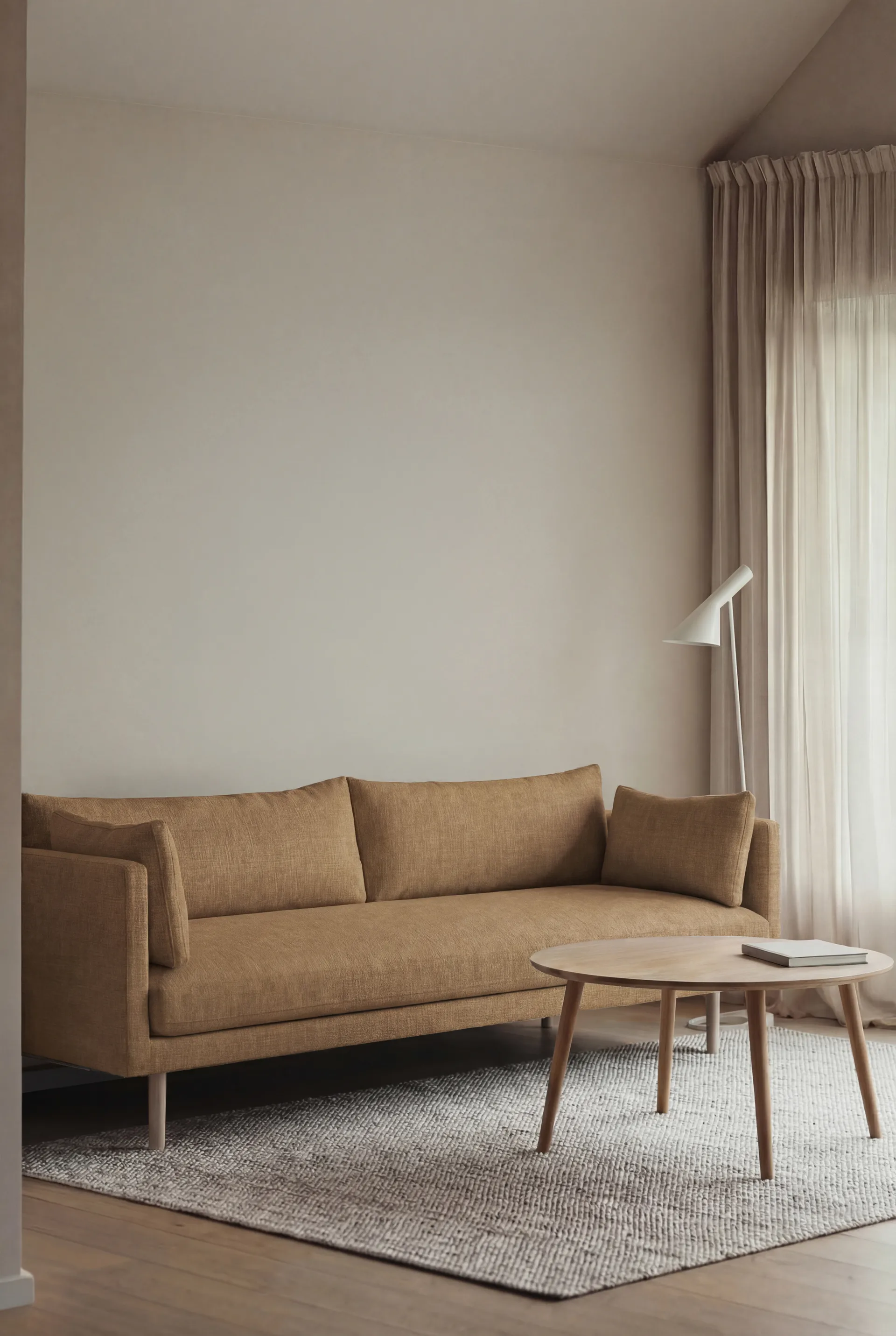 Linnevik sofa, Same Ochre 6676-hvidolieret eg, 4-pers., uden skørt 1898