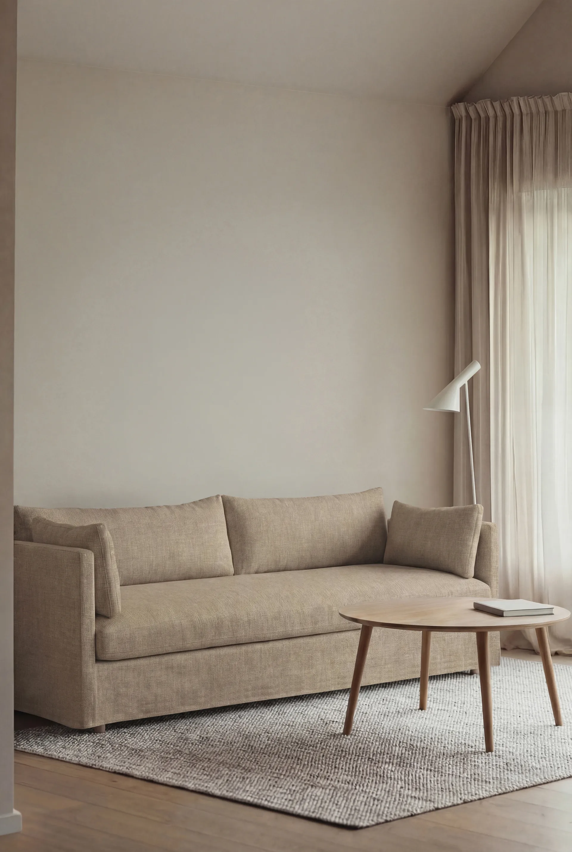 Linnevik sofa, Same Sand 6672-hvidolieret eg, 4-pers., med skørt 1898