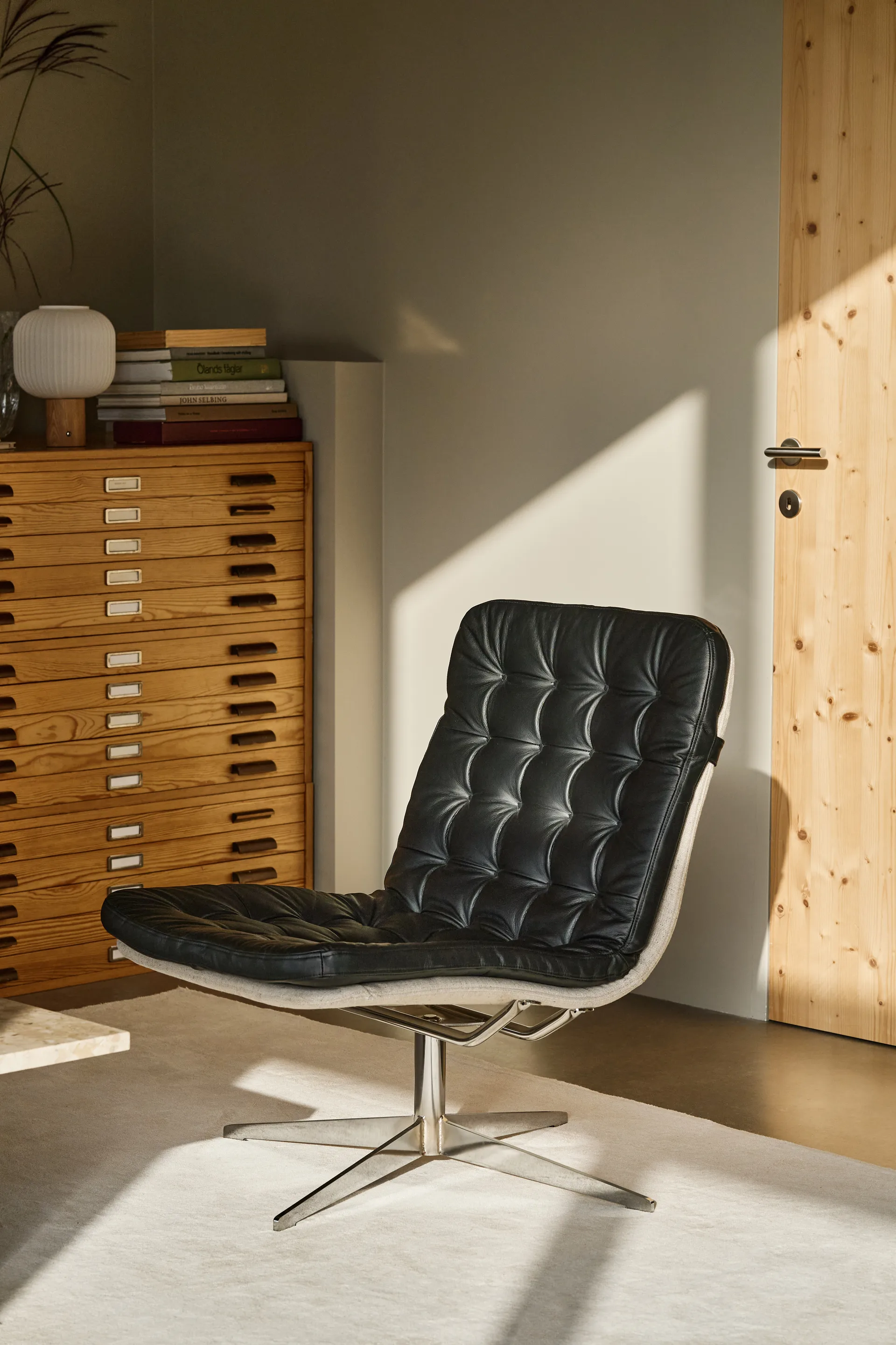 Loholm lænestol med drejefunktion, Bern 0341-sort læder-hvidolieret eg 1898