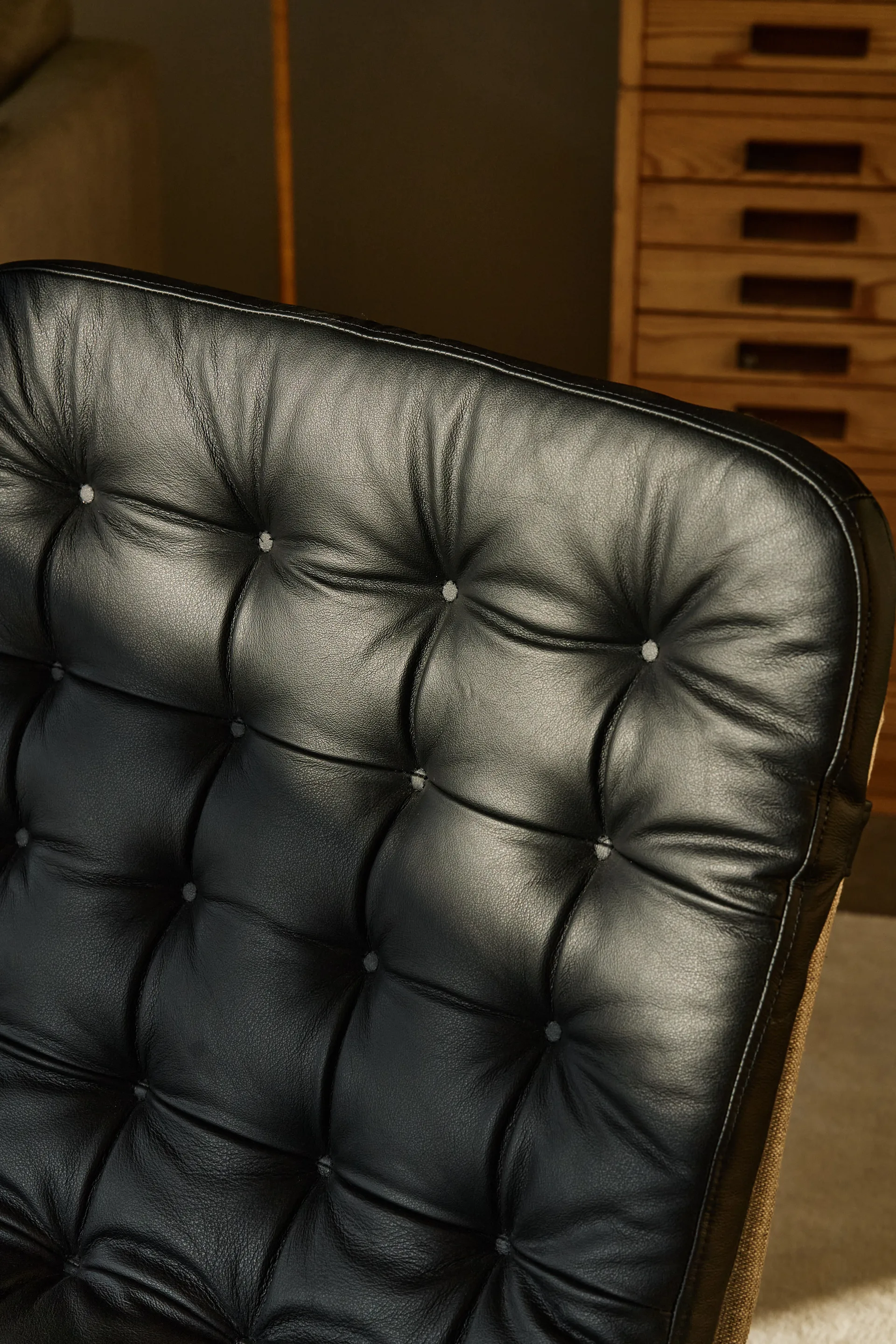 Loholm lænestol med drejefunktion, Sort læder-Bern Beige 0341 1898