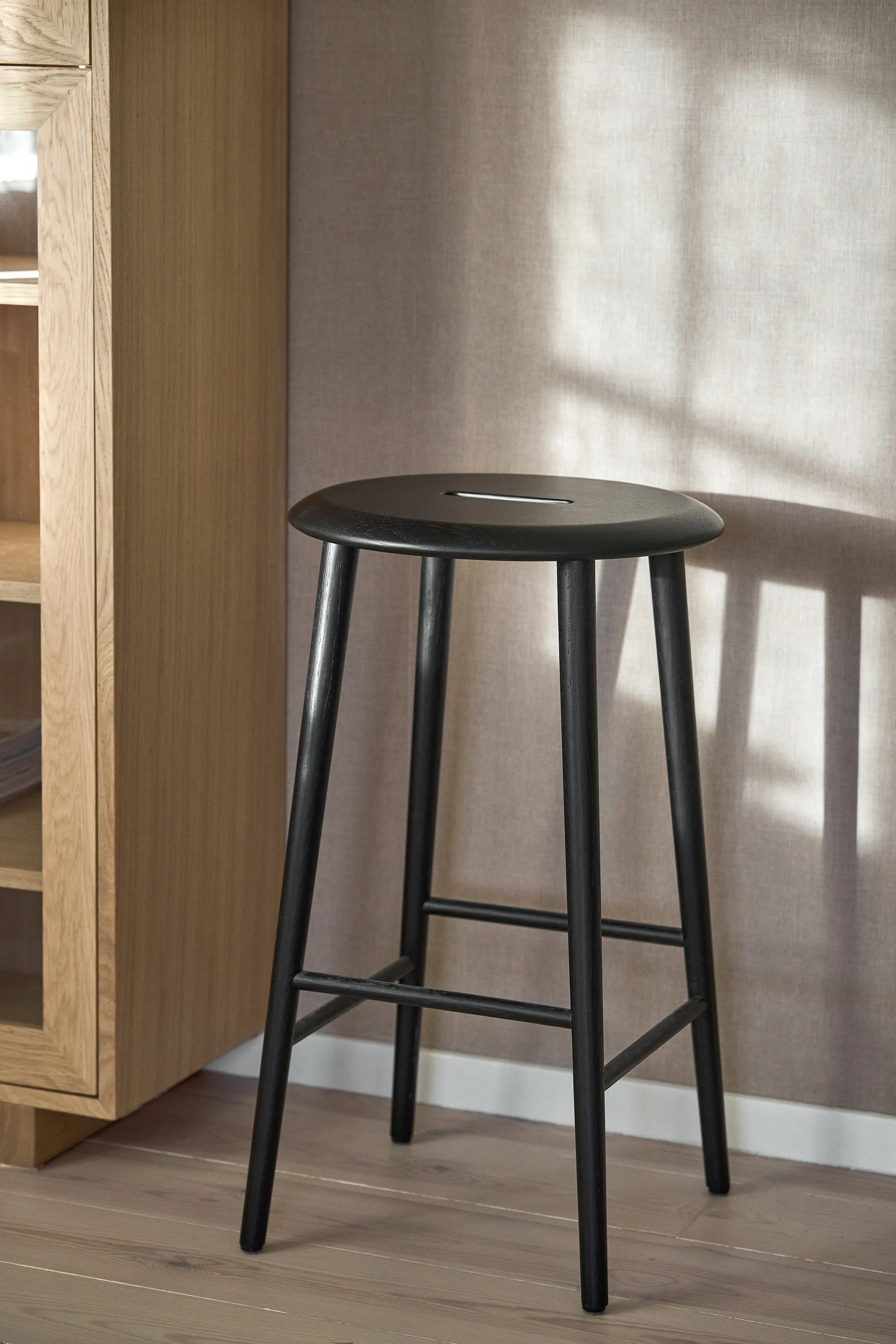 Norrabo rund barstol 65 cm, Sortlakeret eg 1898