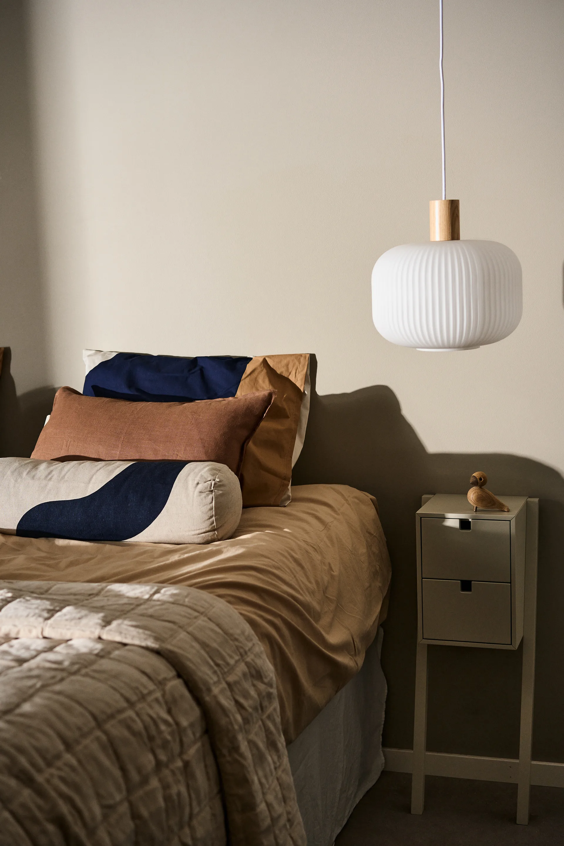 Square sengebord og -hylde, Sand 1898