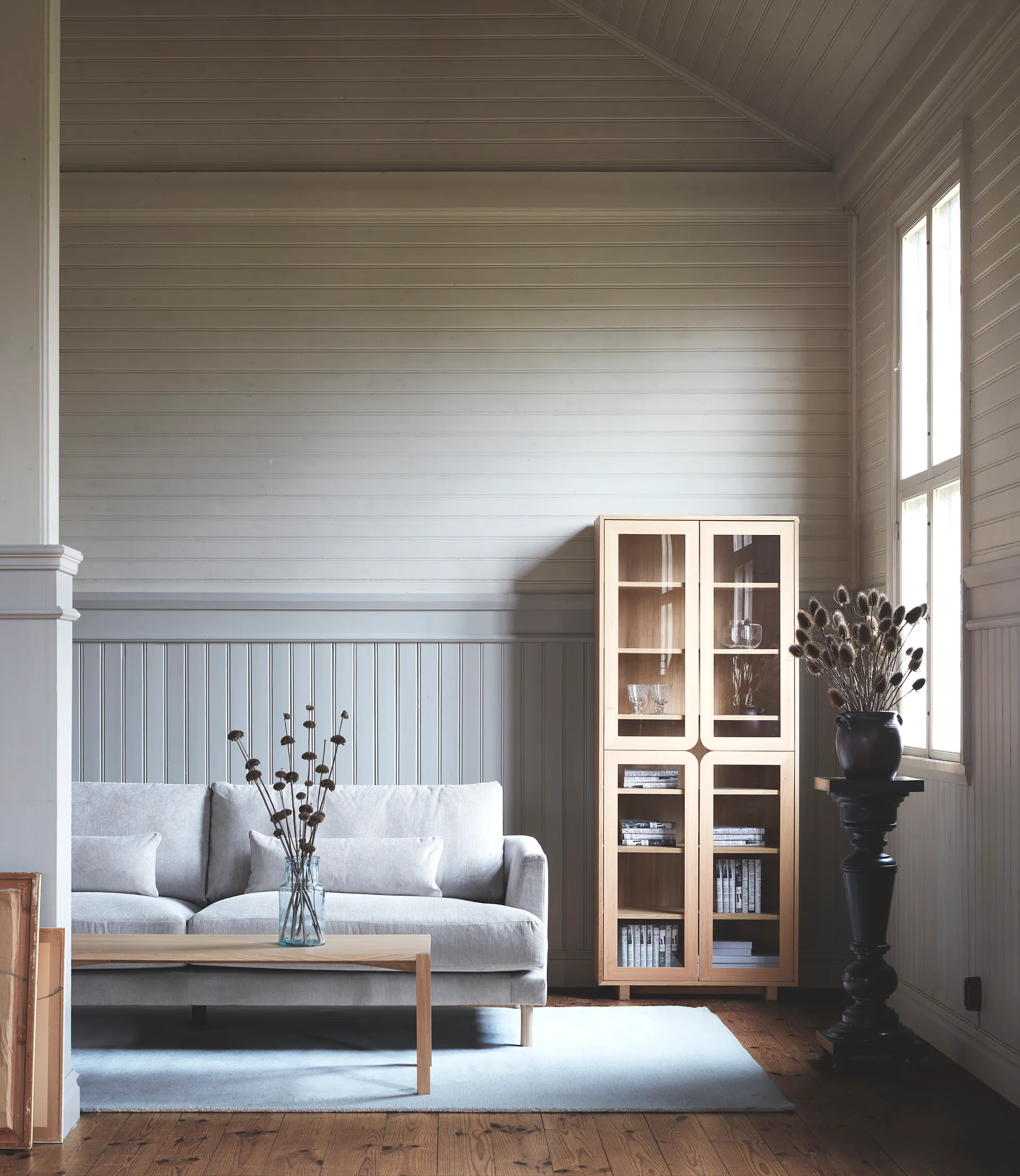 Vidja højt vitrineskab, Hvidpigmenteret eg 1898