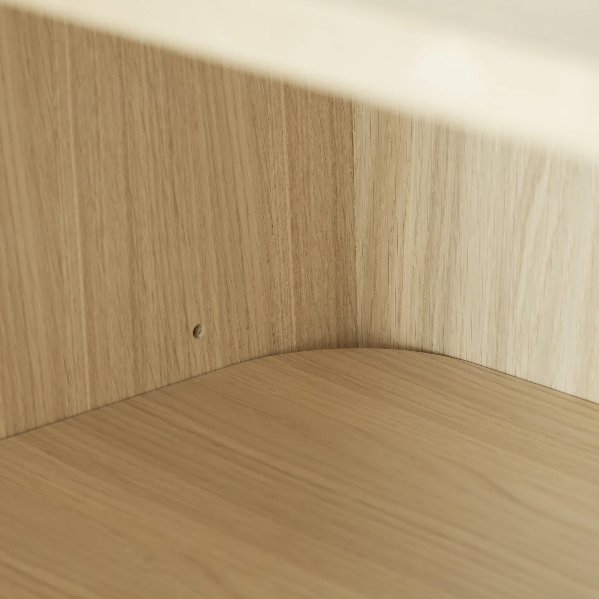 Vidja højt vitrineskab, Hvidpigmenteret eg 1898