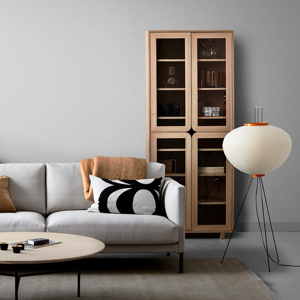 Vidja højt vitrineskab, Hvidpigmenteret eg 1898