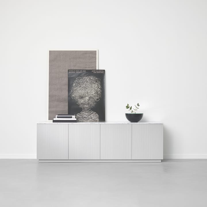 Beam sideboard - hvid lak, hvid sokkel, topplade i carrara marmor - A2