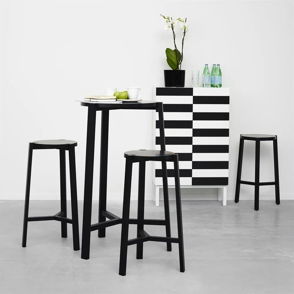 NO 24 skab, sort-hvid A2