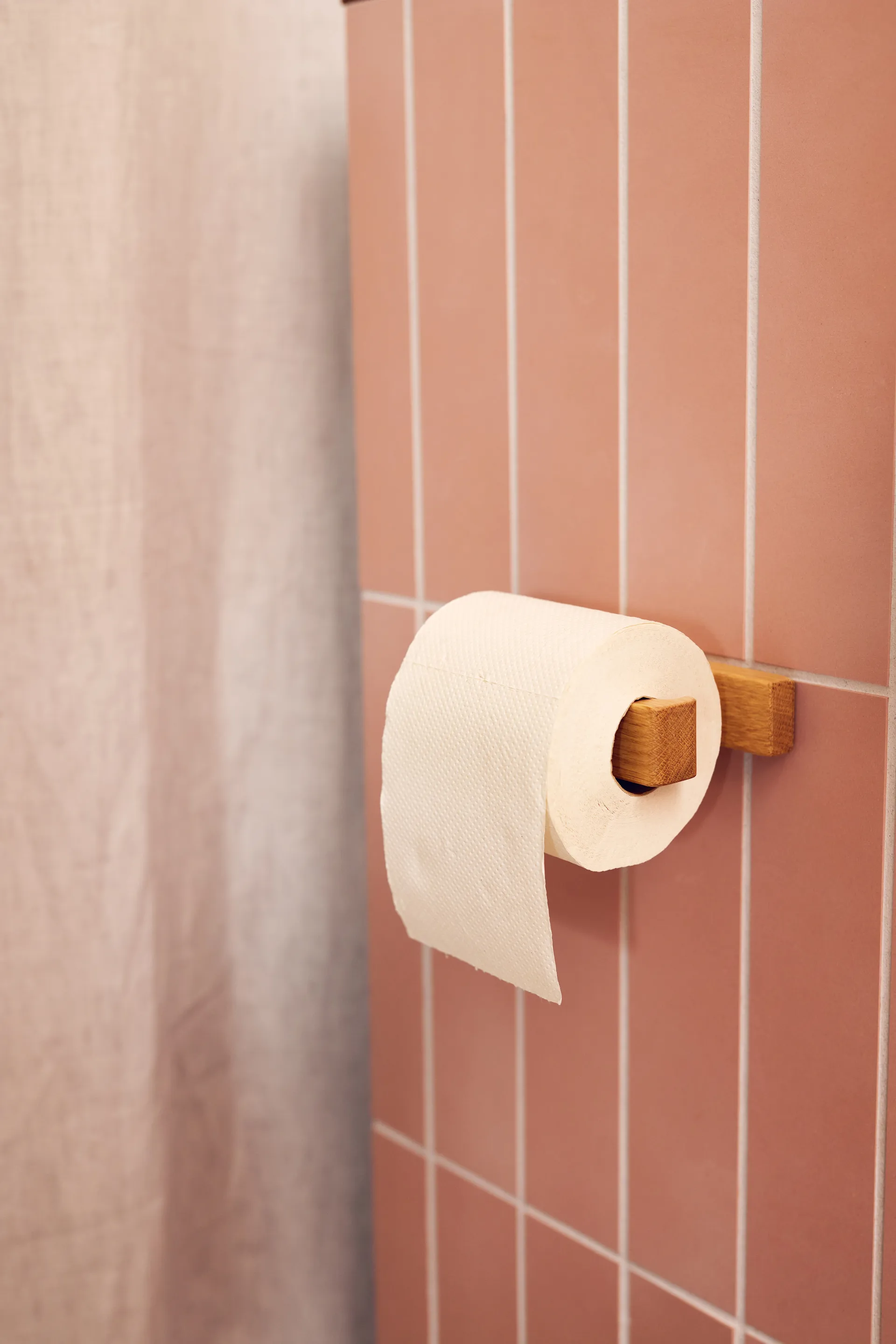 Andersen toiletrulleholder, Lacquered oak Andersen Furniture