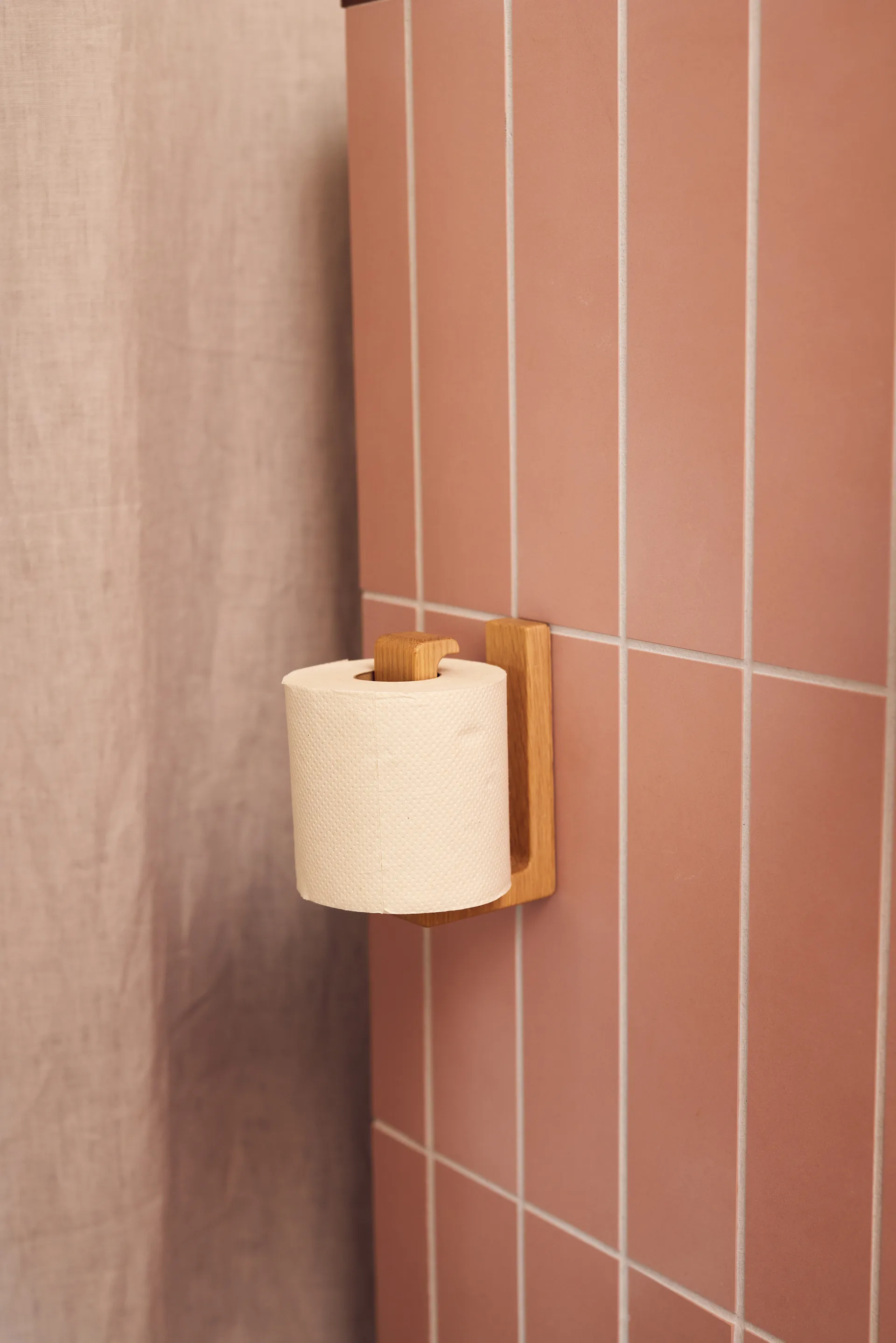 Andersen toiletrulleholder, Lacquered oak Andersen Furniture