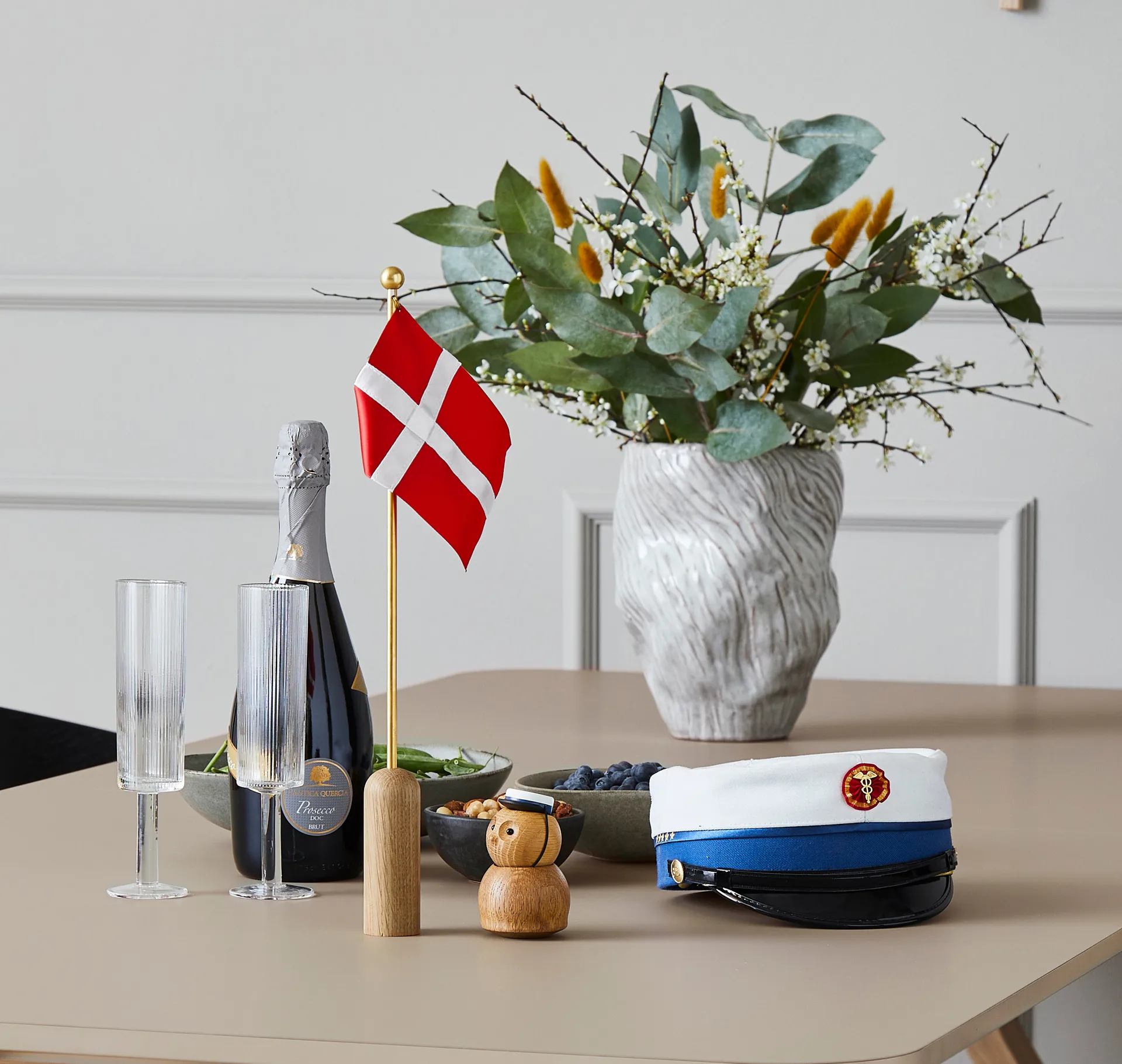 Celebrating Denmark bordflag 40 cm, Oak-brass Andersen Furniture
