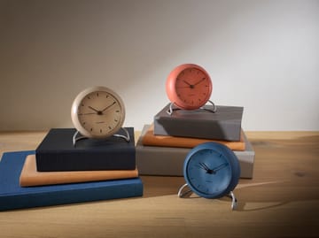 AJ City Hall bord ur - Sandy beige - Arne Jacobsen Clocks