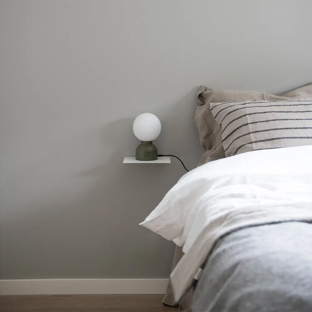 Pluggie bordlampe, Hvid, opalglas Ateljé Lyktan