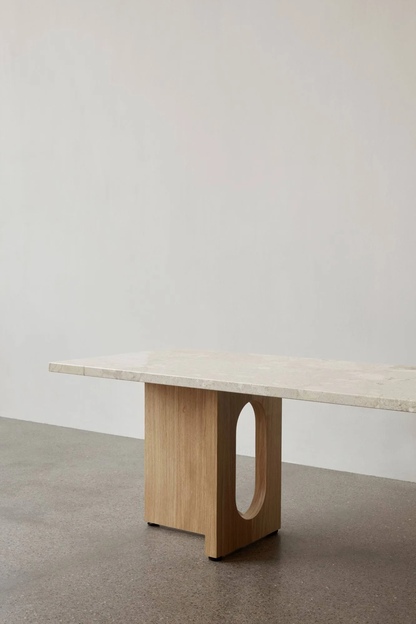 Androgyne loungebord, sand/kunis breccia, egetræsstel Audo Copenhagen