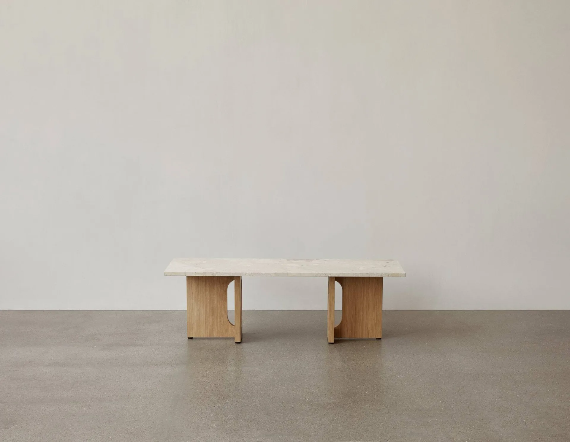 Androgyne loungebord, sand/kunis breccia, egetræsstel Audo Copenhagen