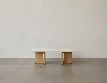 Androgyne loungebord - sand/kunis breccia, egetræsstel - Audo Copenhagen
