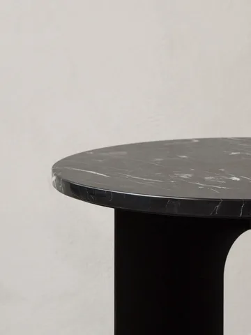 Androgyne sidebord bordplade - Nero Marquina, Ø65 cm - Audo Copenhagen