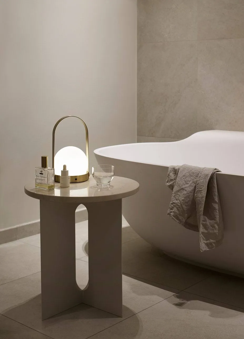 Androgyne sidebord, Crystal Rose marmor-ivory stål, Ø42 cm Audo Copenhagen