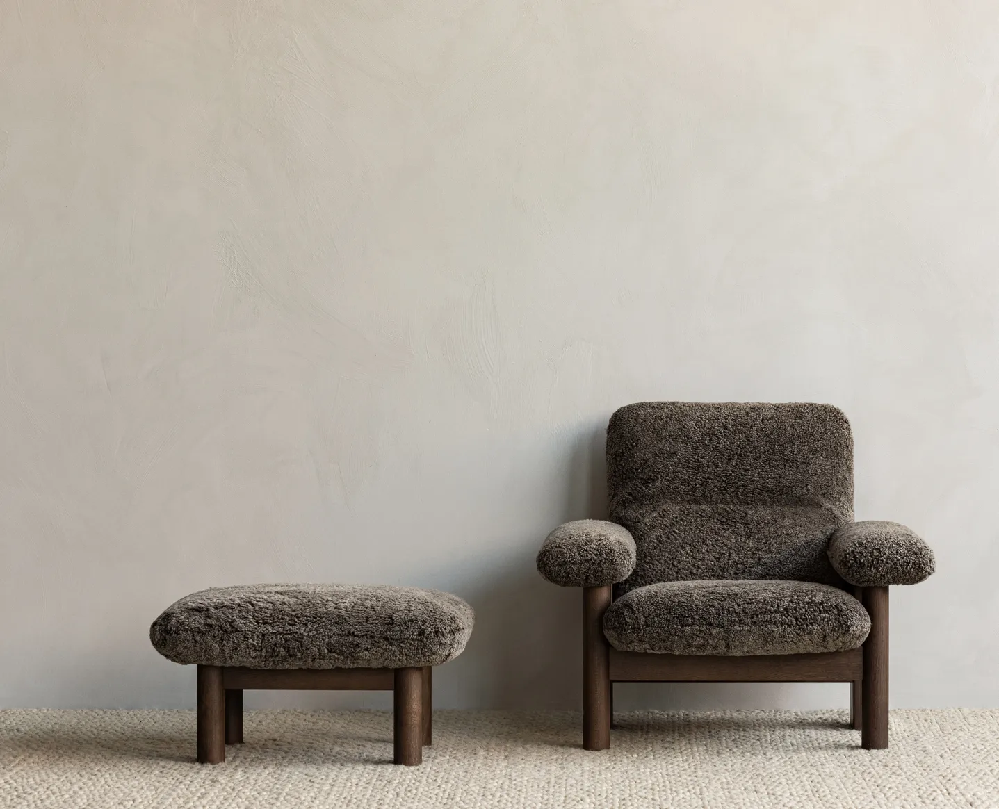 Brasilia fodskammel, fåreskind root brun/mørk eg Audo Copenhagen