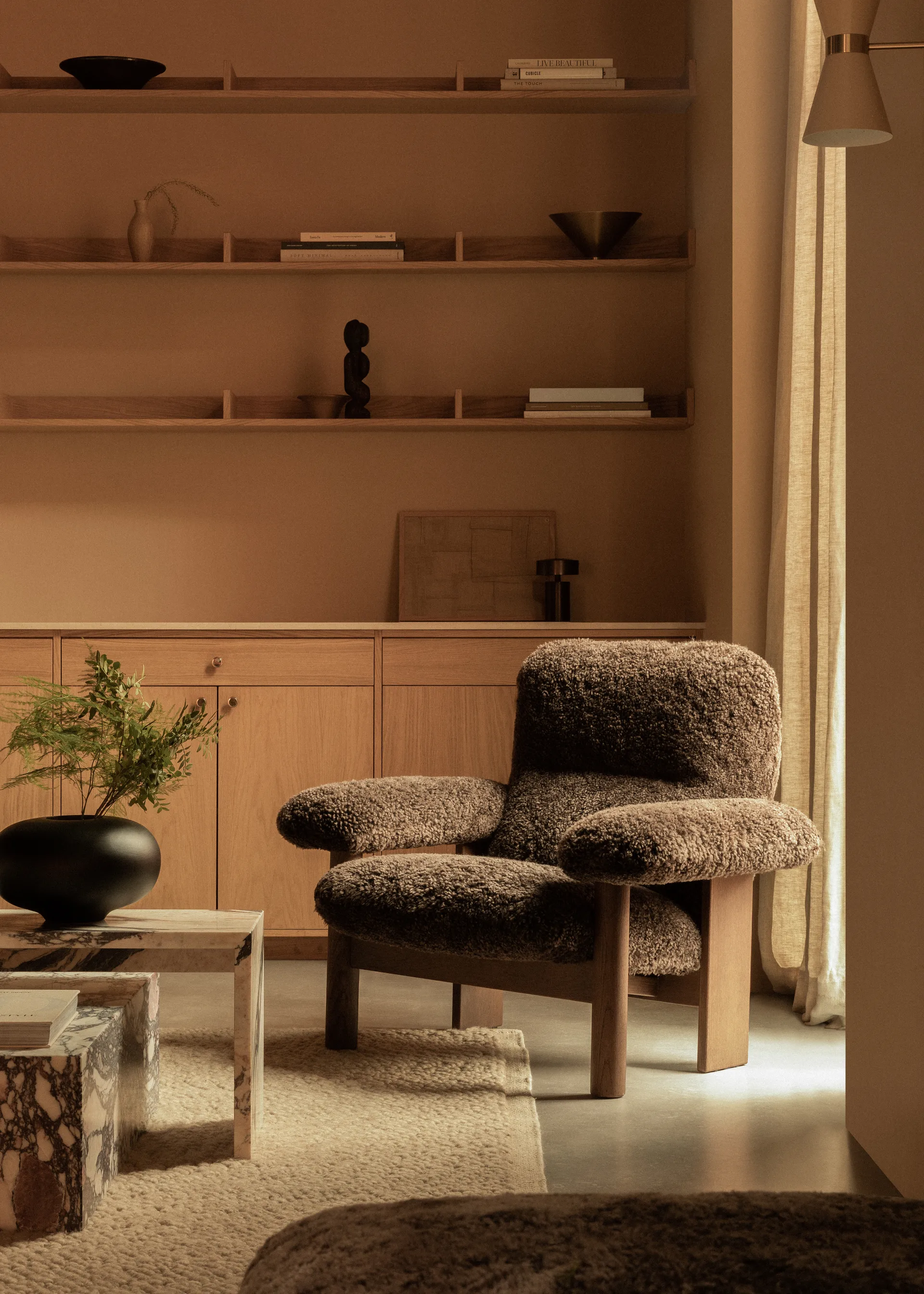 Brasilia lænestol, Walnut-Nature sheepskin curly Audo Copenhagen