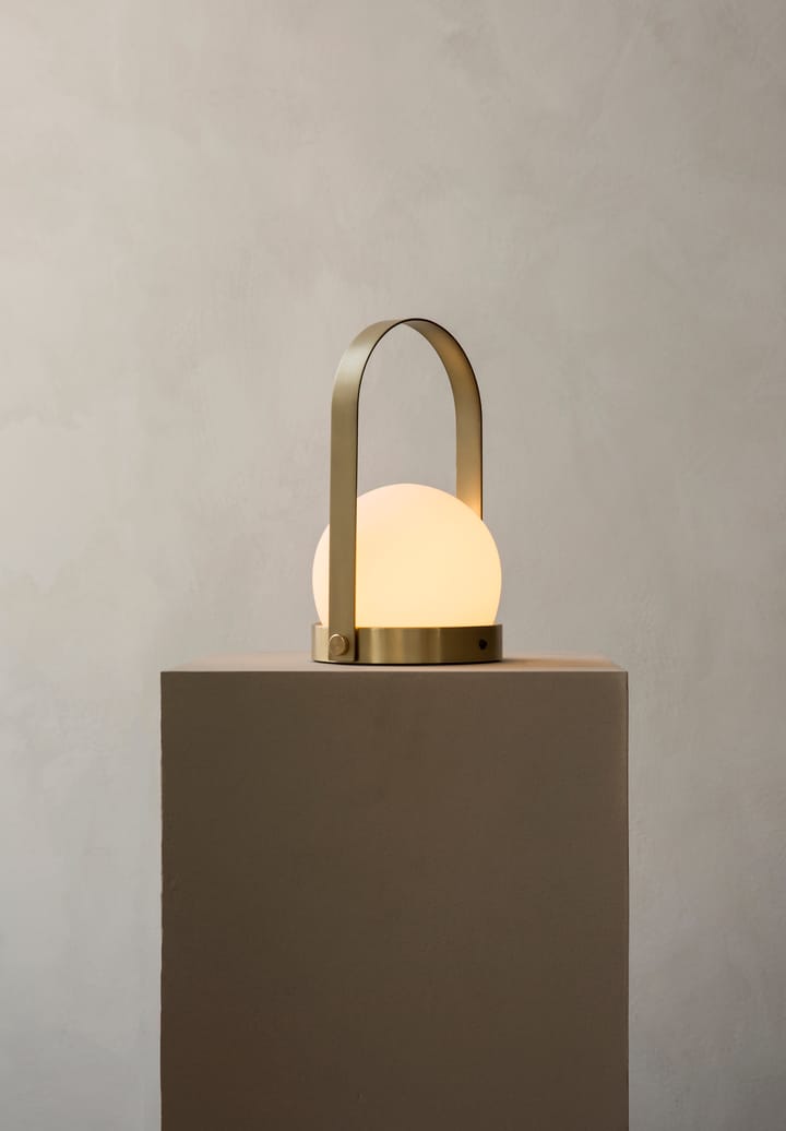 Carrie bærbar bordlampe, børstet messing Audo Copenhagen