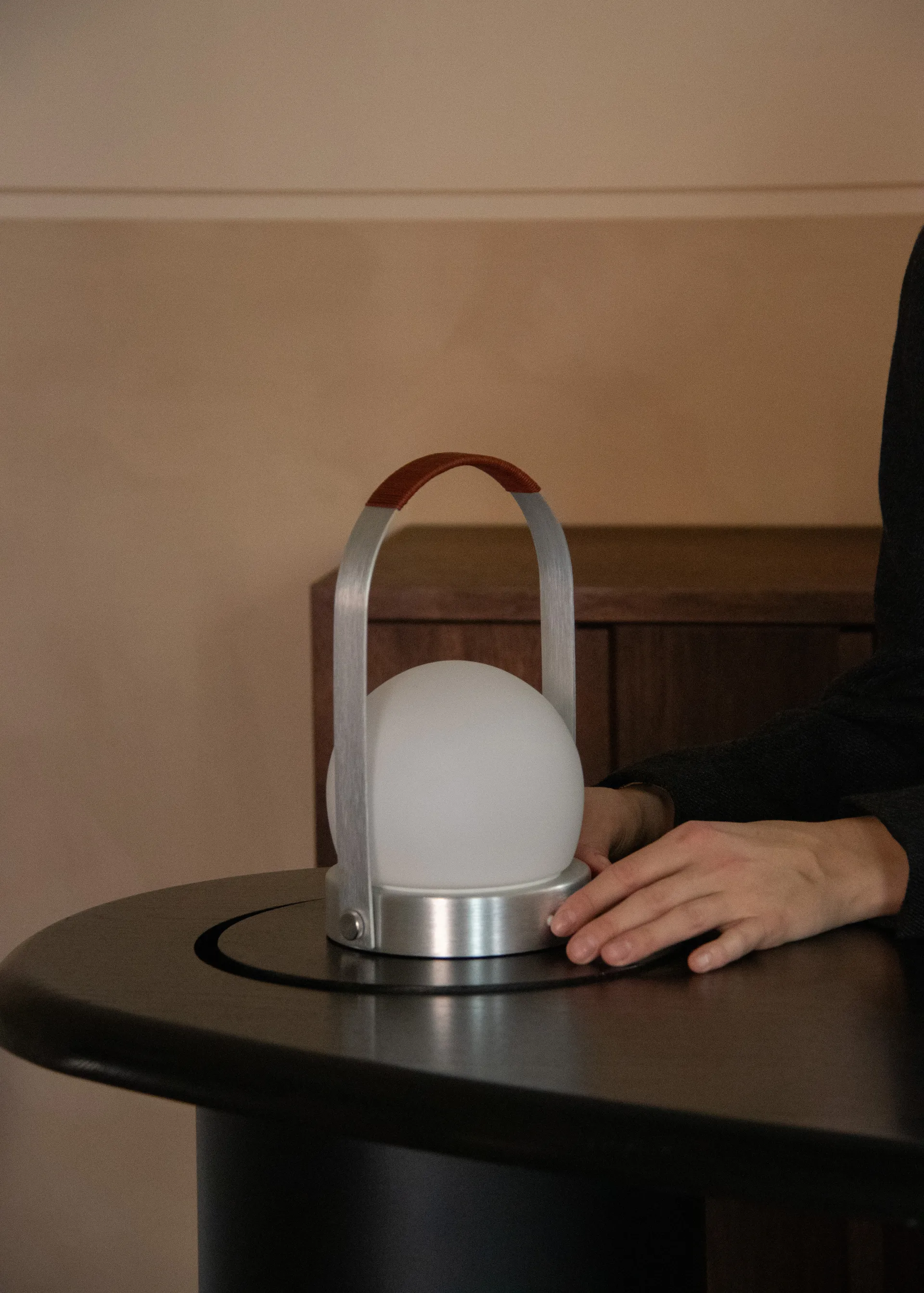 Carrie portabel bordlampe, Børstet aluminium Audo Copenhagen