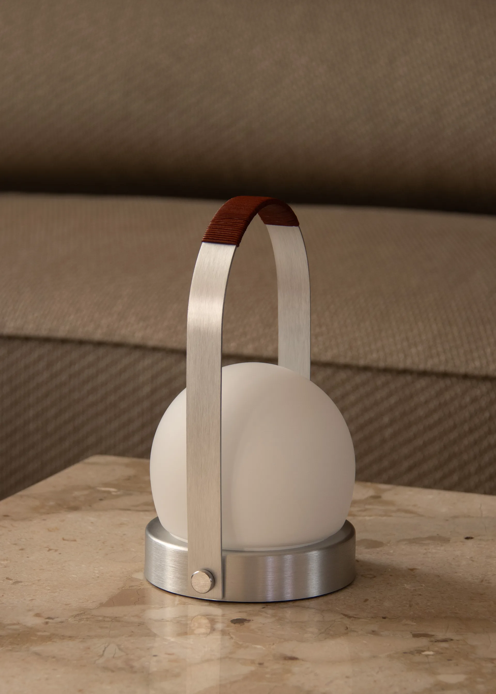 Carrie portabel bordlampe, Børstet aluminium Audo Copenhagen