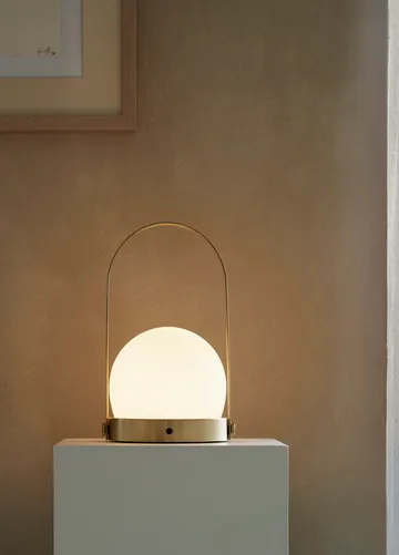 Carrie portabel bordlampe - børstet messing - Audo Copenhagen