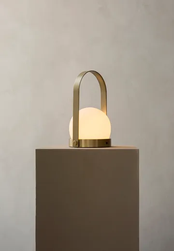 Carrie portabel bordlampe - børstet messing - Audo Copenhagen