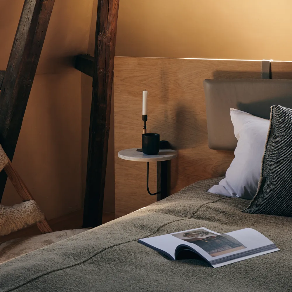 Corbel hylde, marmor carrara, mørkbejdset eg Audo Copenhagen