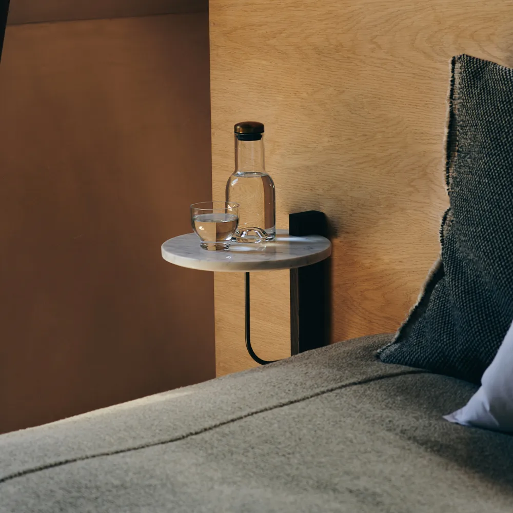 Corbel hylde, marmor carrara, mørkbejdset eg Audo Copenhagen